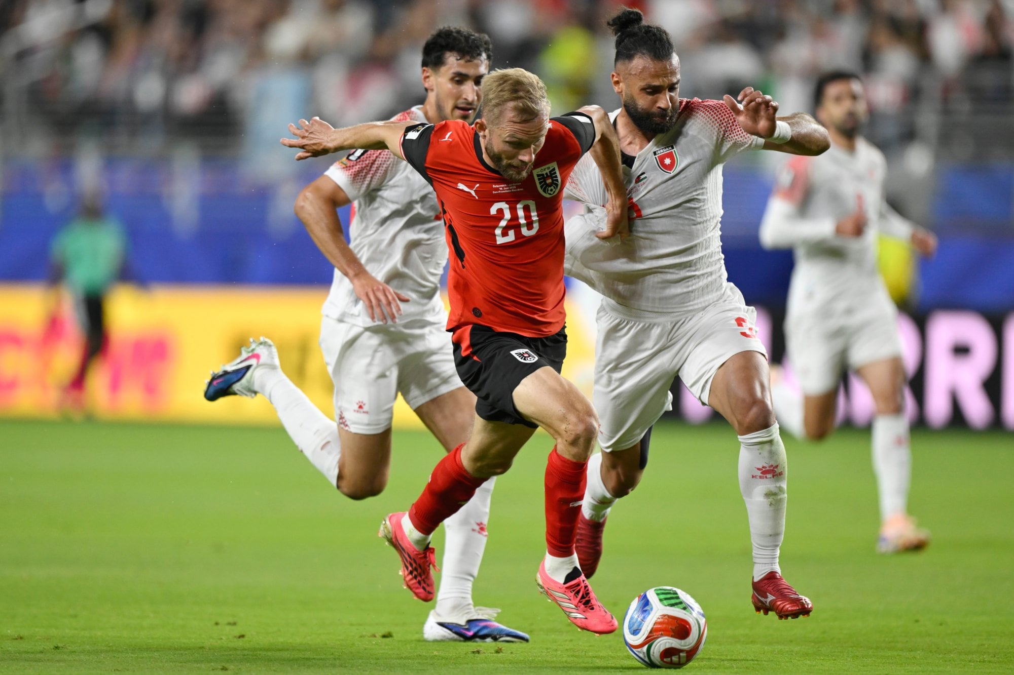 Konrad Laimer avanza y deja atrás a Yazan Alarab (AP Photo/Eakin Howard)