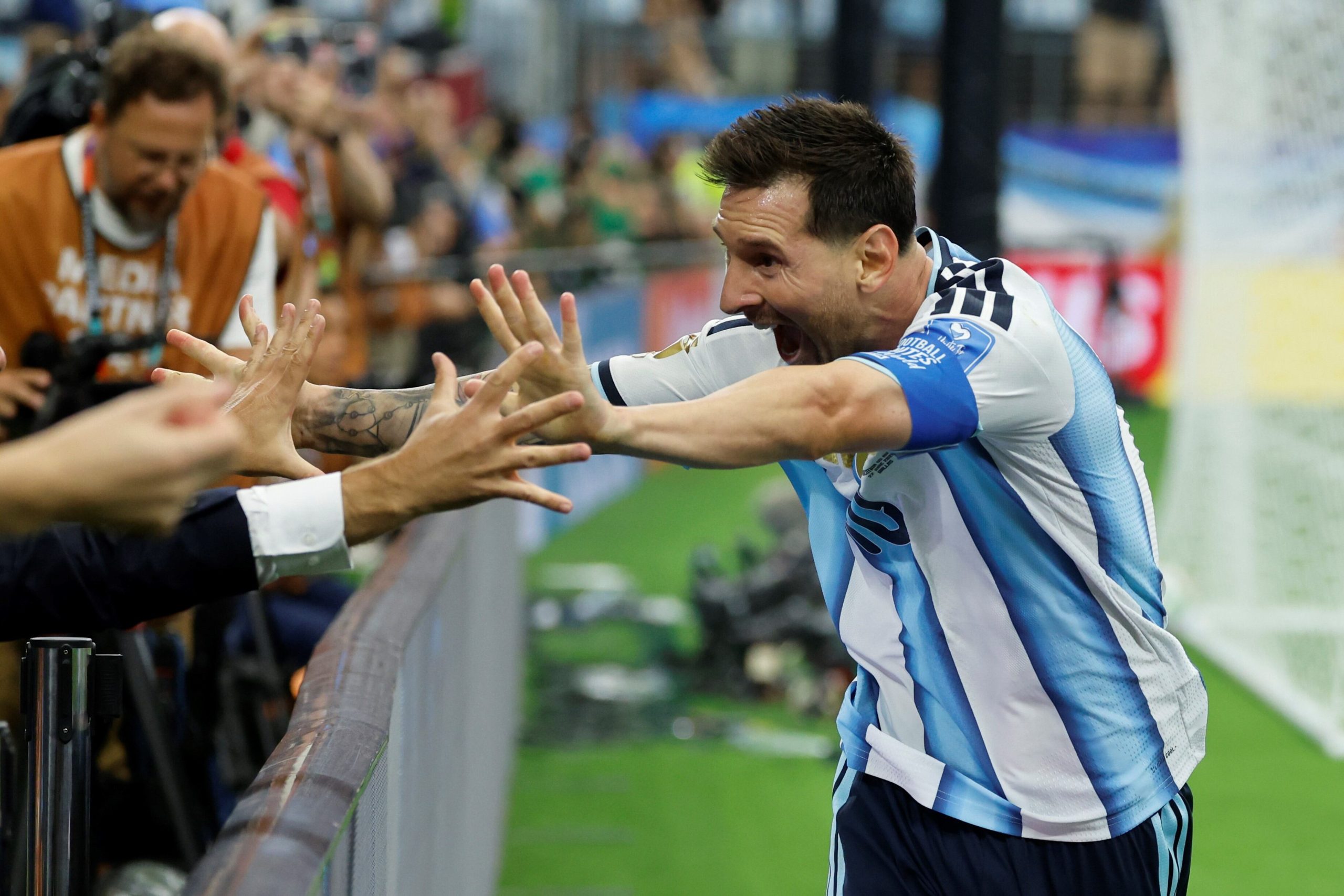 El saludo cómplice de Lionel Messi con el periodista Joaquín Bruno. (Reuters)