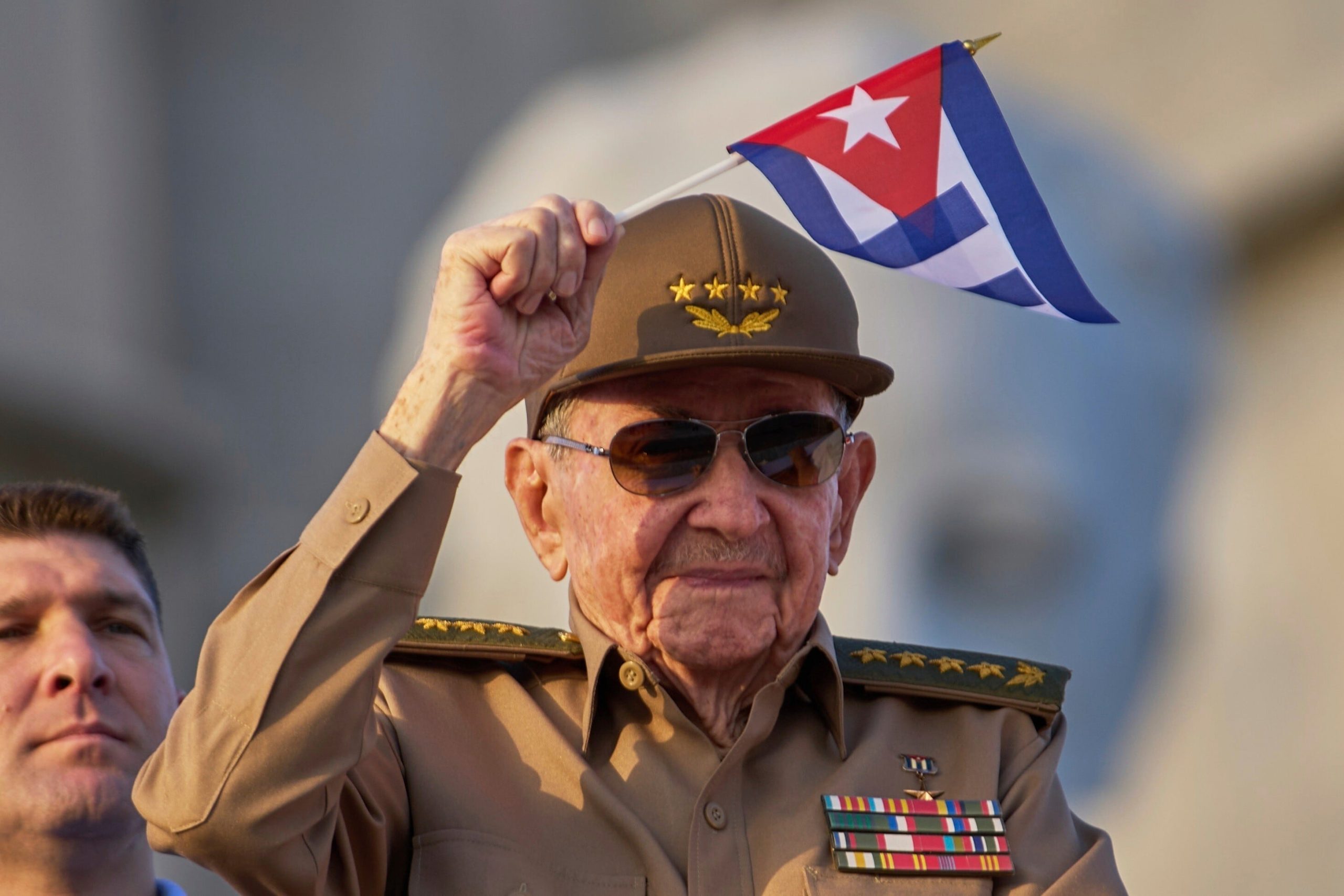 ARCHIVO - Raúl Castro ondea una bandera cubana durante el desfile del Primero de Mayo en la plaza de la Revolución en La Habana, Cuba, el 1 de mayo de 2025. (AP Foto/Ramon Espinosa, Archivo)