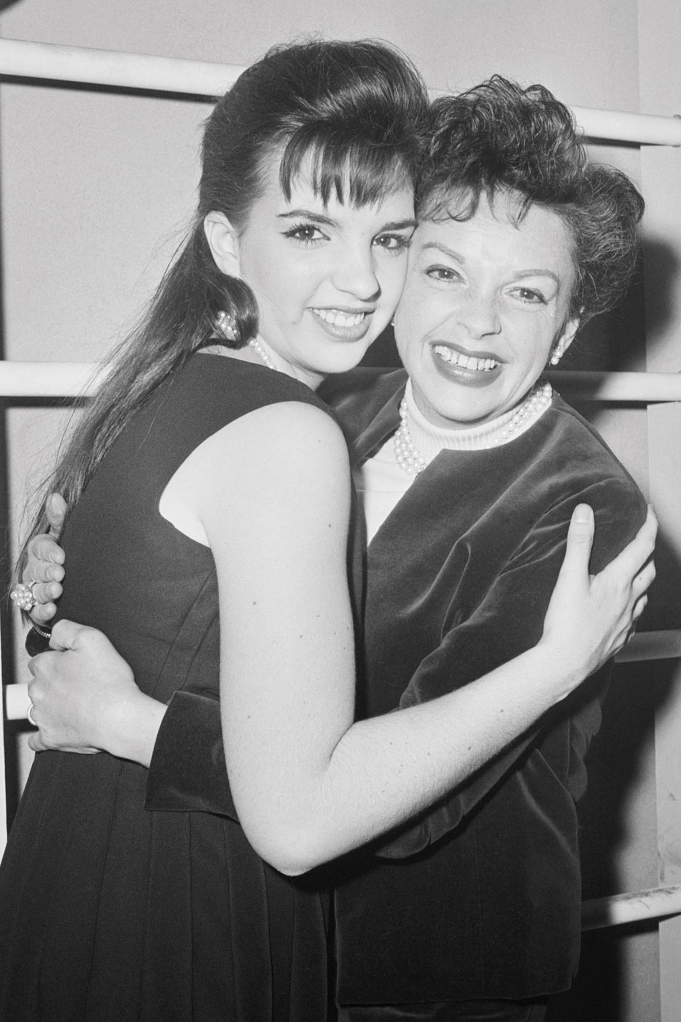 Abrazada a su madre, Judy Garland, en 1963