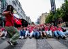 El particular festejo de los noruegos en Oslo: fueron al Palacio Real para intentar despertar al Rey Harald, de 89 años