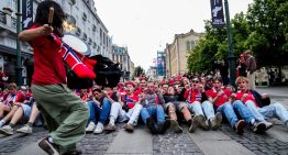El particular festejo de los noruegos en Oslo: fueron al Palacio Real para intentar despertar al Rey Harald, de 89 años
