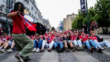 El particular festejo de los noruegos en Oslo: fueron al Palacio Real para intentar despertar al Rey Harald, de 89 años