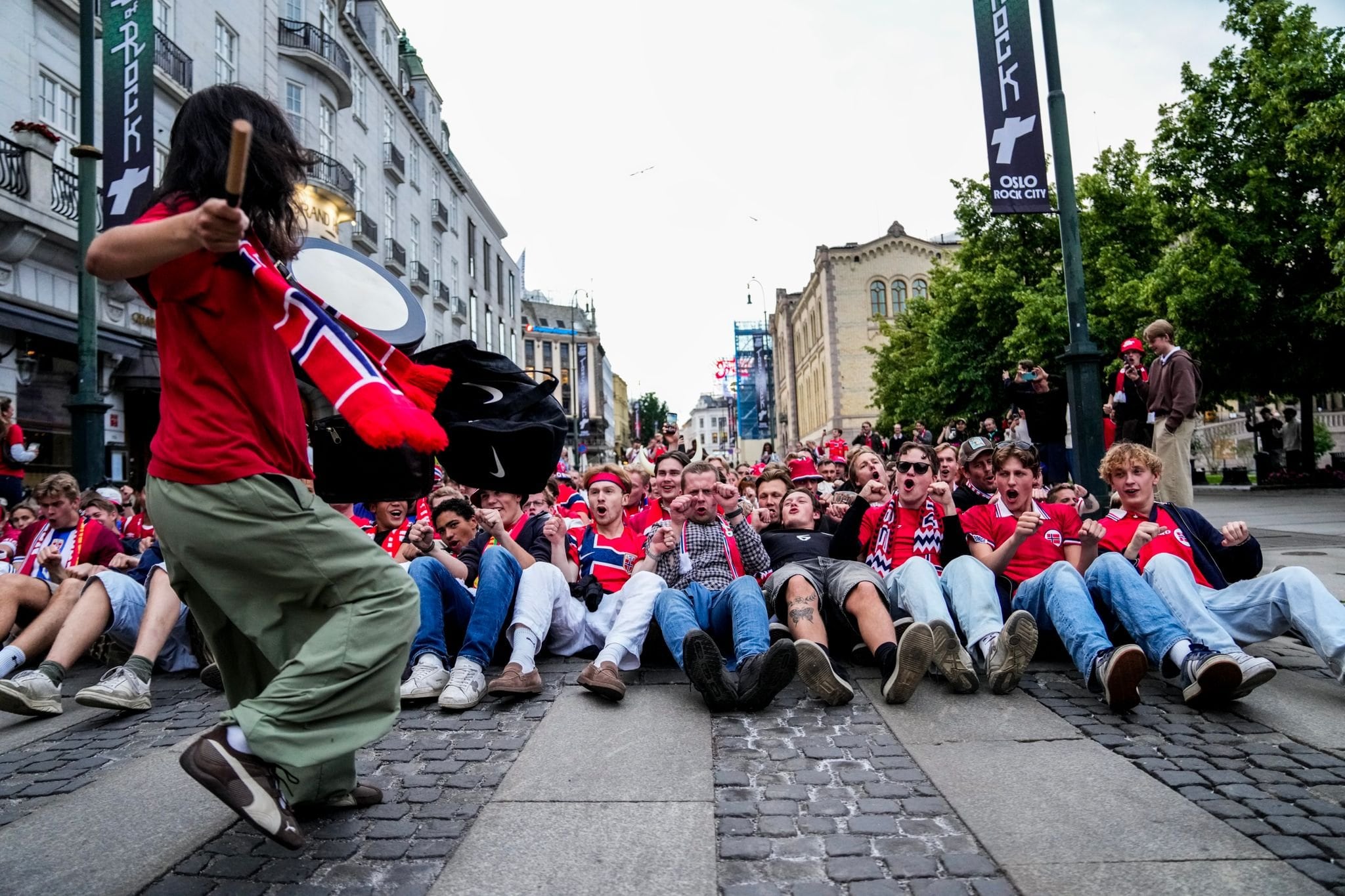 El particular festejo de la remada en Oslo; Noruega está de fiesta con los goles de Haaland