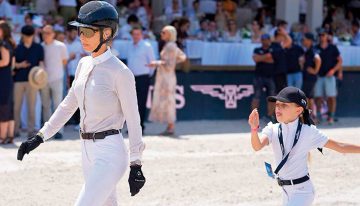 En París. Isabelle Strom y su hija Olympia brillaron en una cita hípica, con el polista Corchito Zavaleta como orgulloso espectador