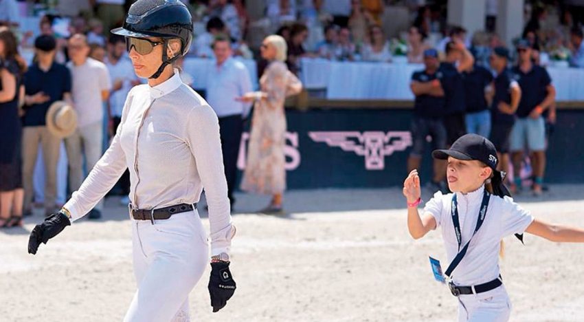 En París. Isabelle Strom y su hija Olympia brillaron en una cita hípica, con el polista Corchito Zavaleta como orgulloso espectador