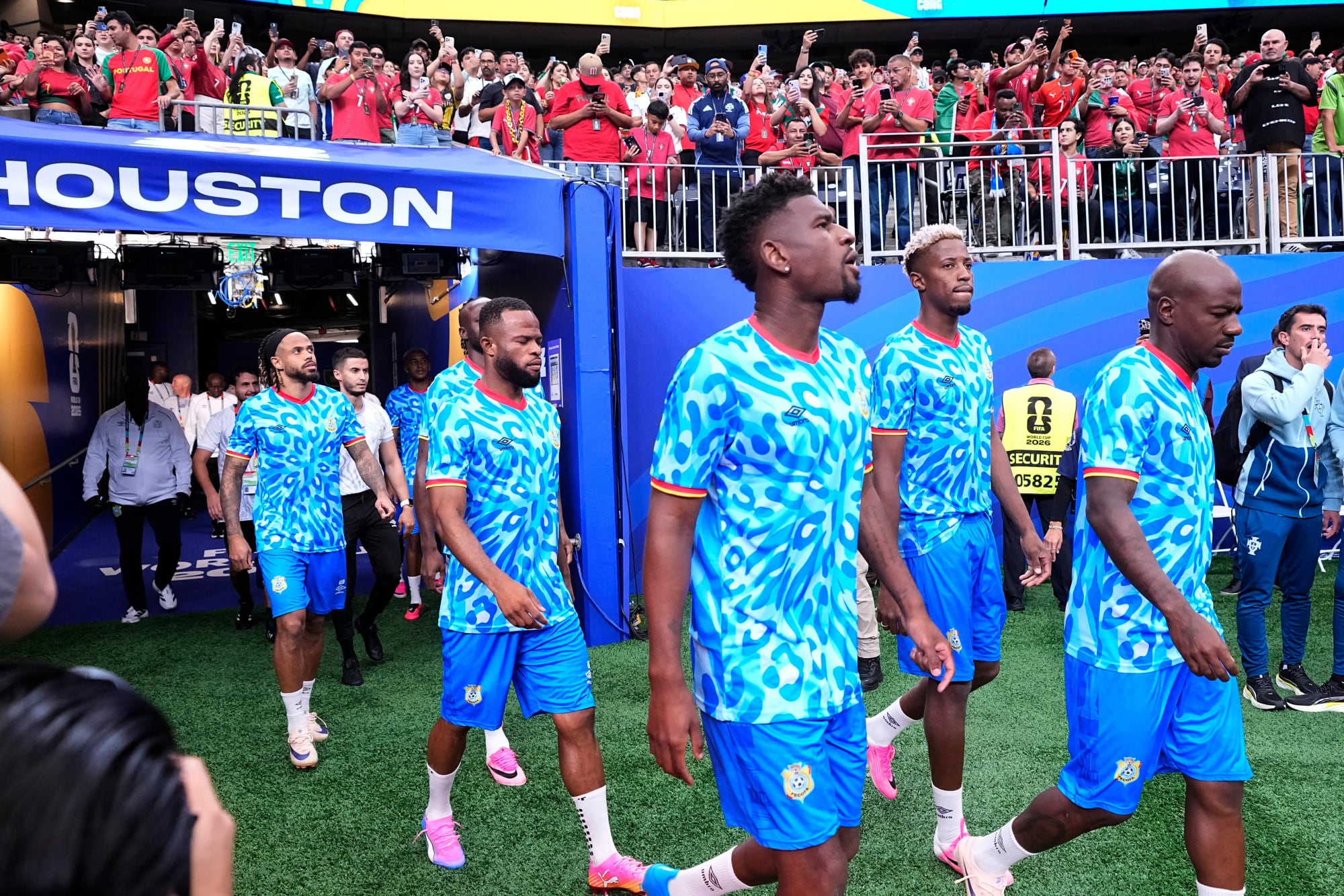 Los jugadores de RD Congo salen al campo de juego