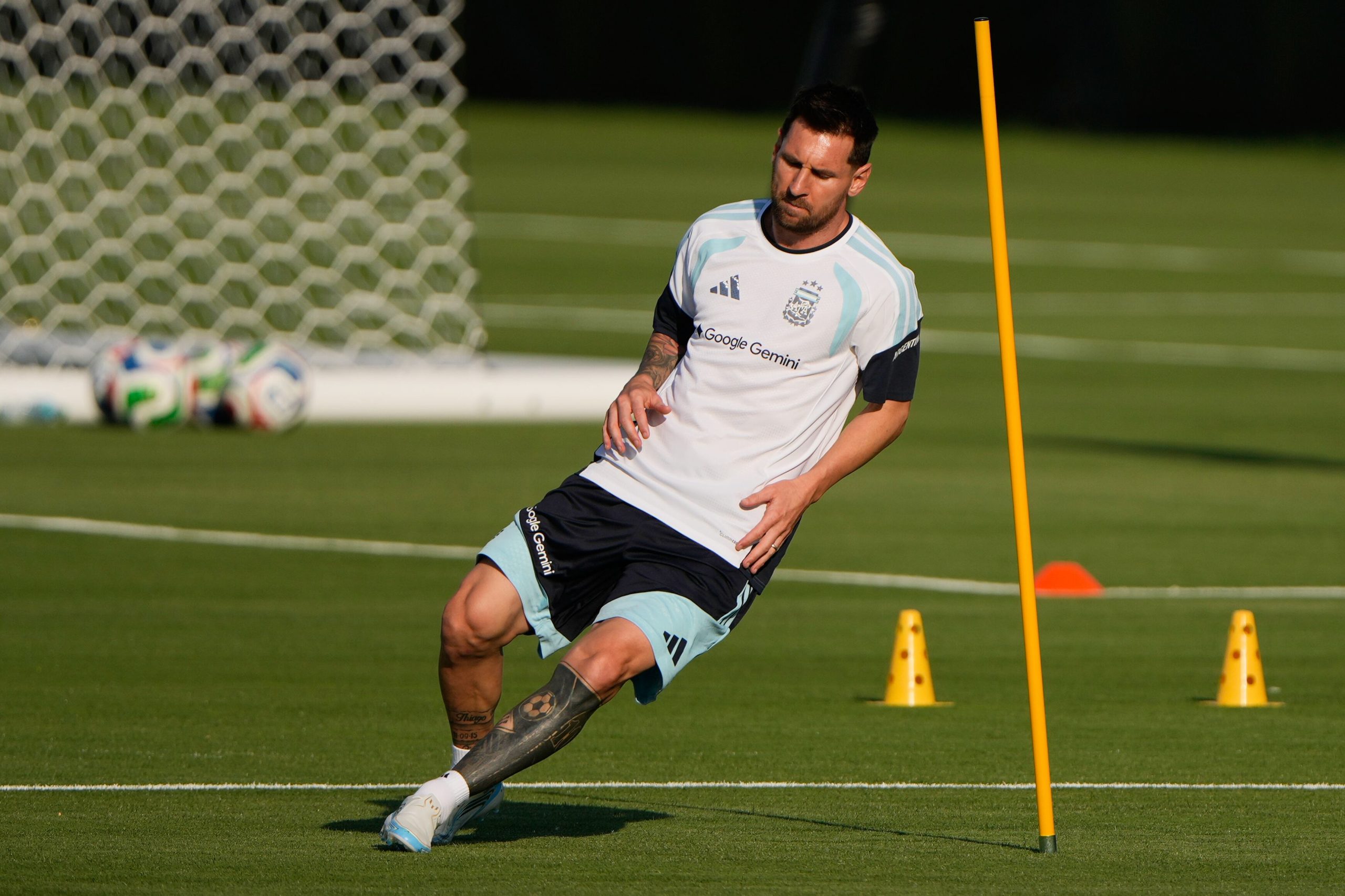 Lionel Messi se sigue entrenando diferenciado en Kansas. (AP Foto/Charlie Riedel)