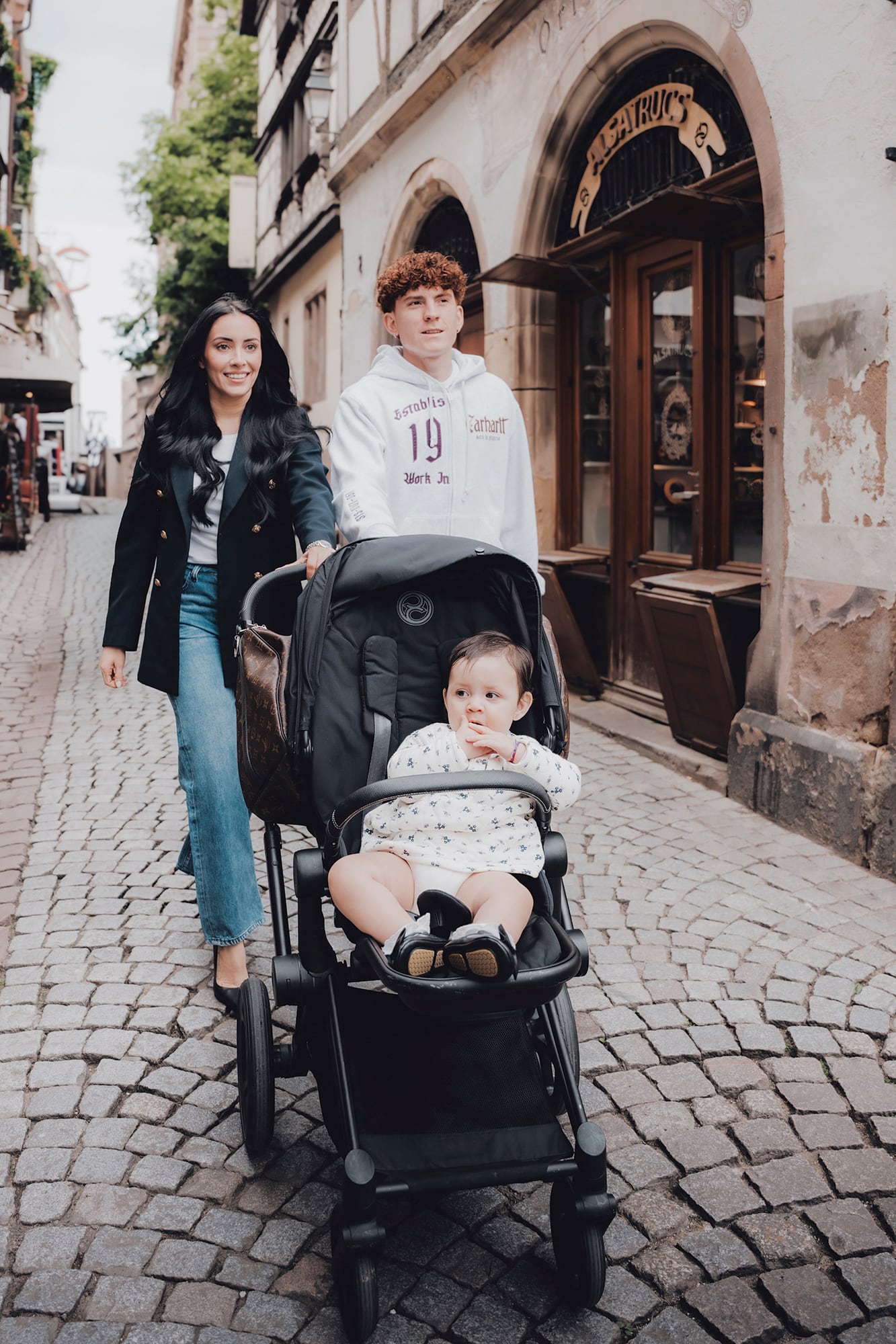 Paseando juntos en las calles de Estrasburgo, Francia. “Cuando llegamos, teníamos mucha incertidumbre. Pero tanto el club como la gente nos hicieron sentir en casa. Estamos agradecidos”, dice Yaz sobre la ciudad en donde desembarcaron a principios de 2025. Cuando termine el Mundial, los Barco-Jaureguy se instalarán en Inglaterra otra vez: el Chelsea Football Club le compró el pase al Racing de Estrasburgo