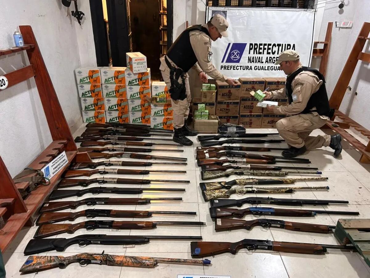 Las armas de caza halladas en los allanamientos. (Foto: Prefectura Naval)