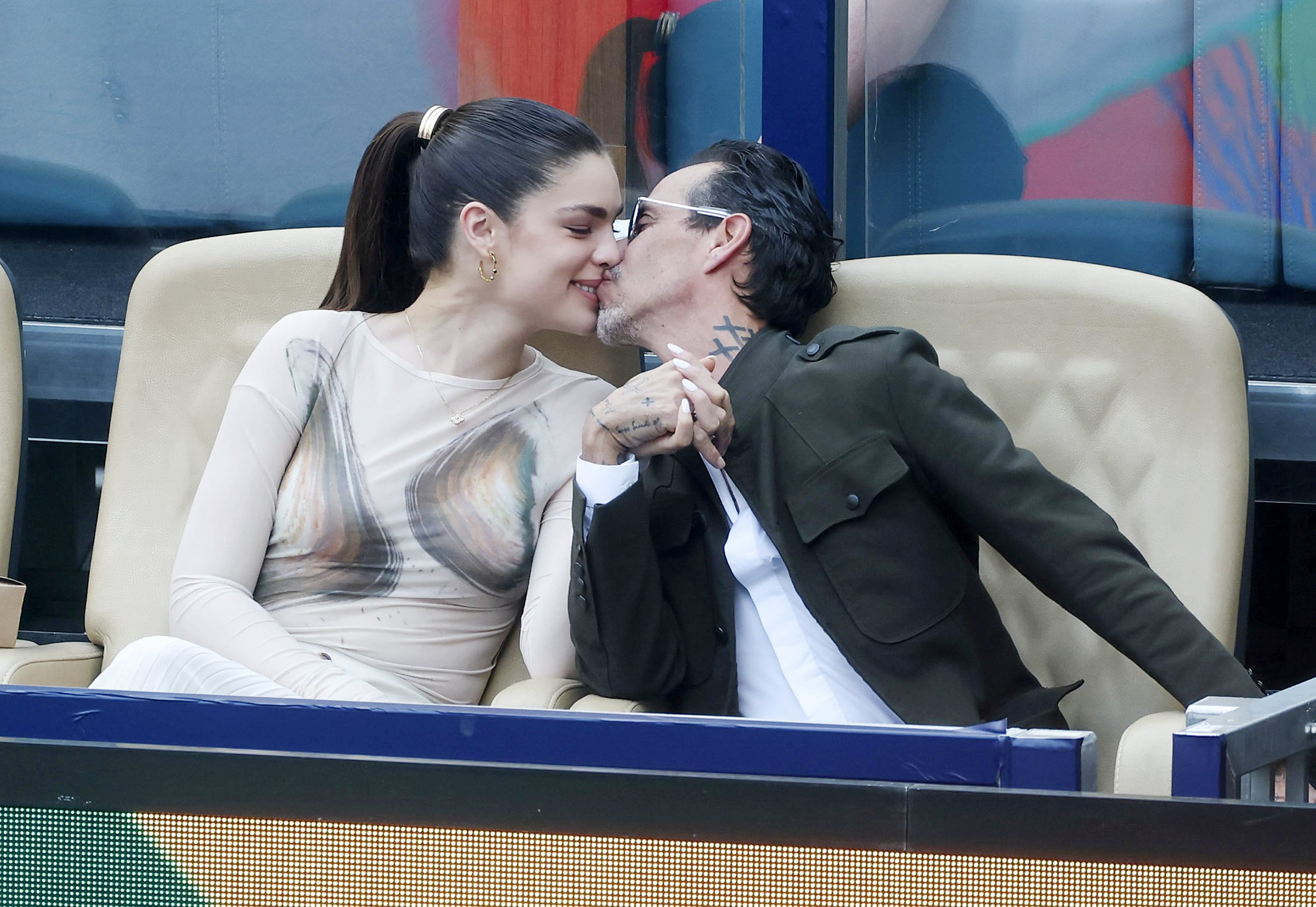 Marc Anthony y su esposa Nadia Ferreira en 2025