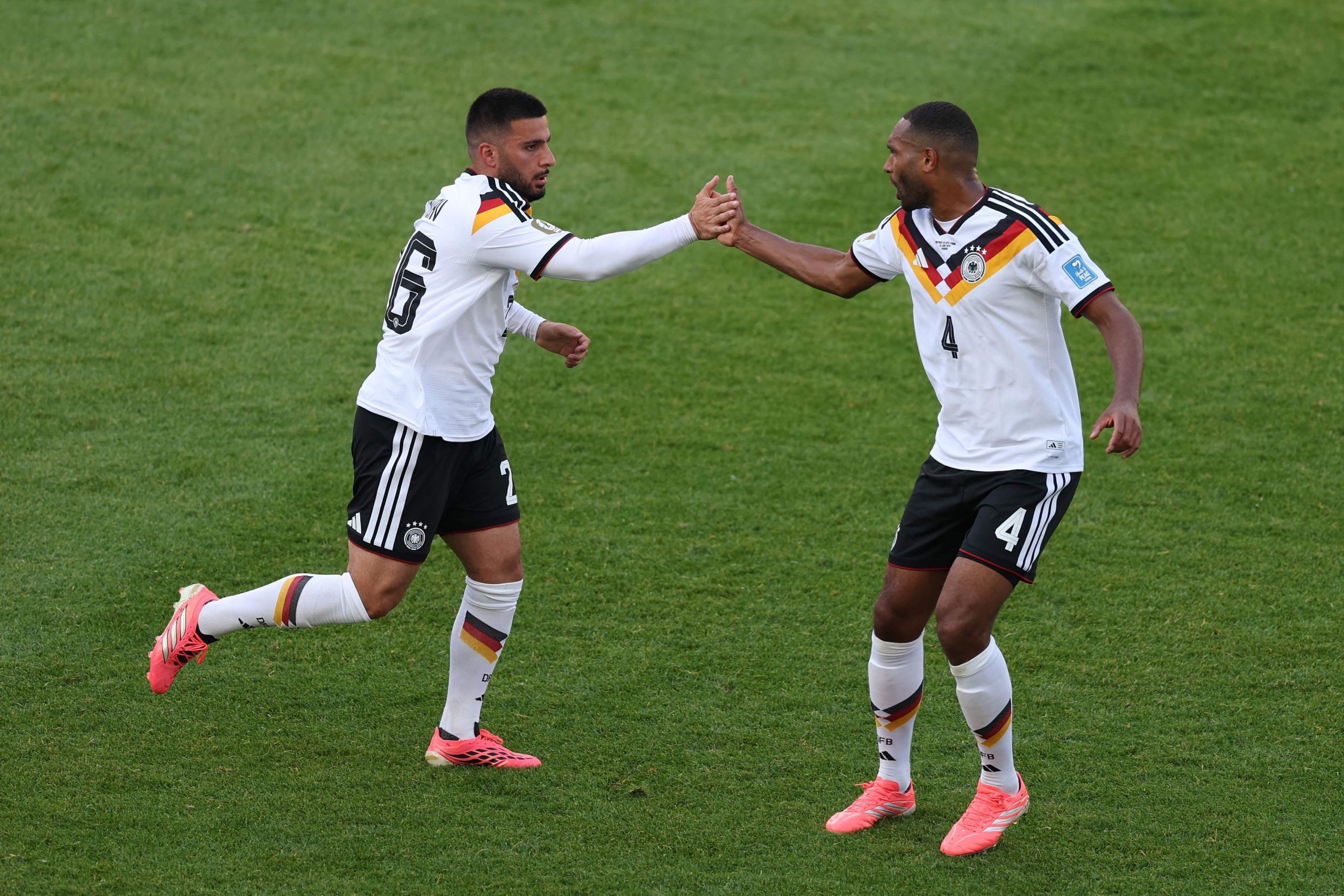 Jonathan Tah felicita a Deniz Undav por el gol que le permitió a Alemania empatar ante Costa de Marfil