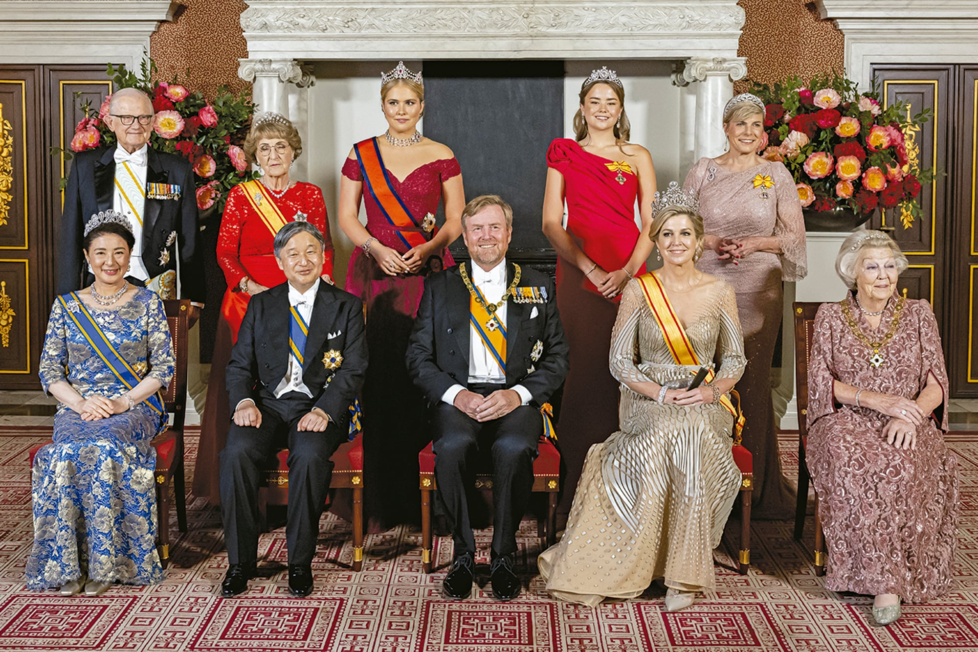 De pie, de izquierda a derecha: Pieter van Vollenhoven y su mujer, la princesa Margarita, las princesas Amalia y Ariane y la princesa Laurentien. Sentados, los emperadores de Japón Masako y Naruhito, los reyes Guillermo Alejandro y Máxima y la princesa Beatriz