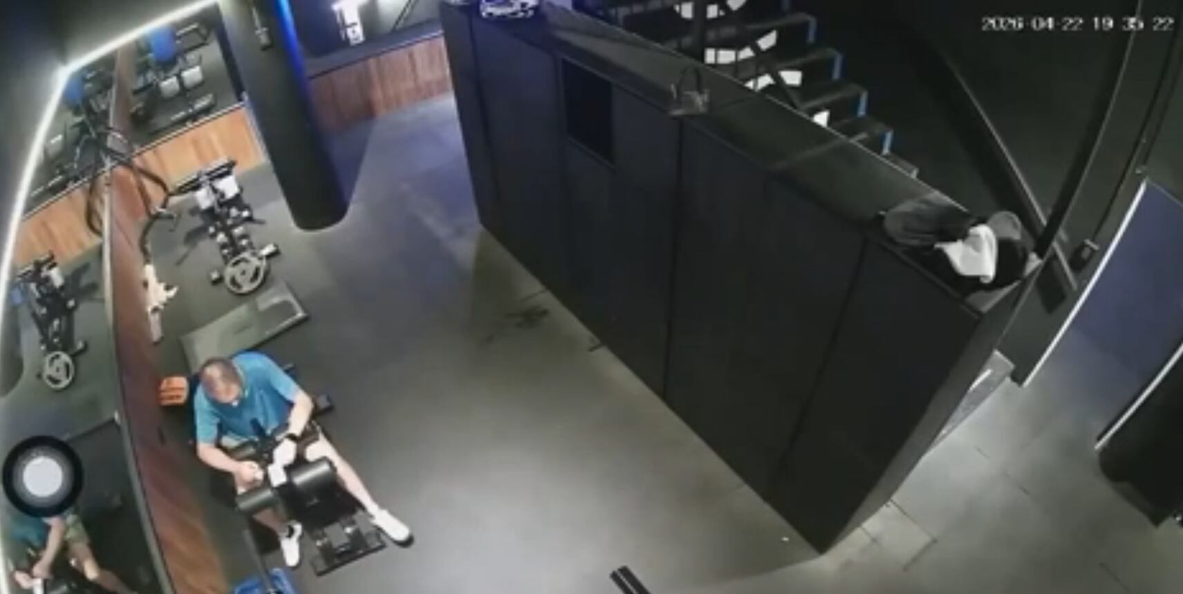 El acusado revisaba los casilleros para usar las tarjetas de créditos de las personas mientras entrenaban. (Foto: Captura Video Gentileza La Capital)