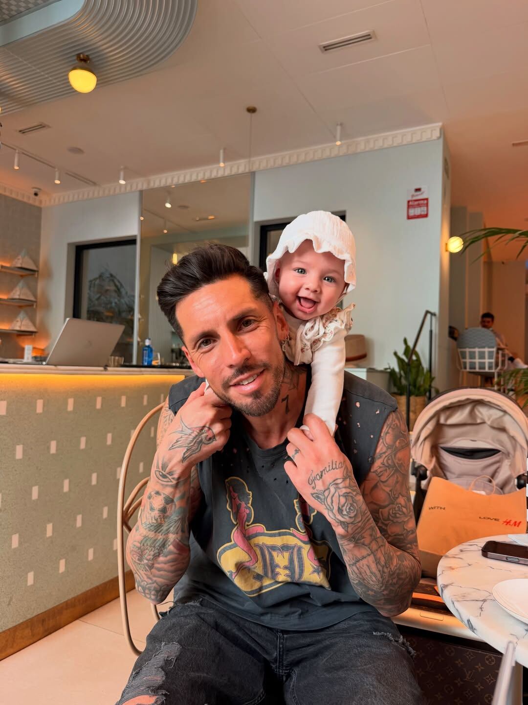 Padre e hija sonrientes y con looks de estilo propio Foto: @camihoms