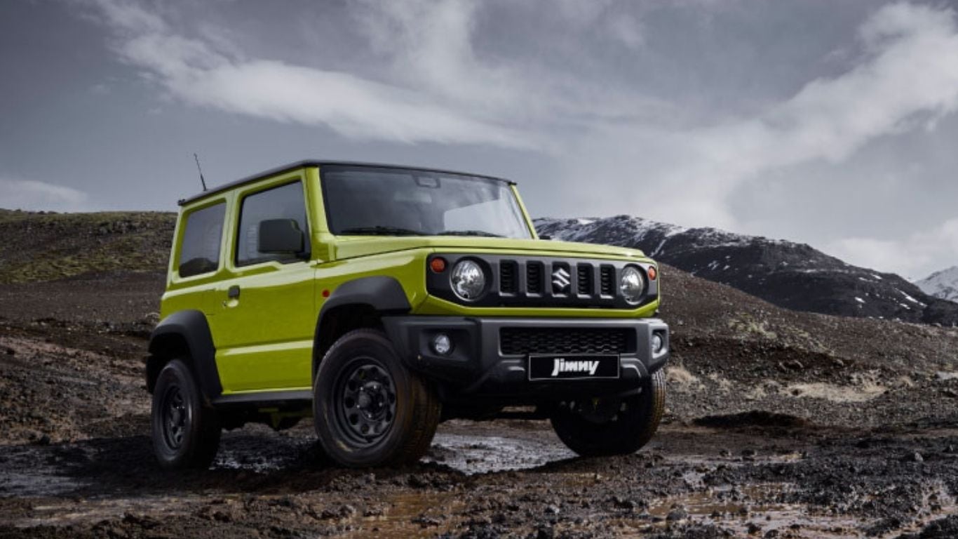 El Suzuki Jimny viene equipado con llantas de acero de 15 pulgadas, luces delanteras de conducción diurnas DRL y faros antiniebla delanteros. Foto: Suzuki.com.ar.
