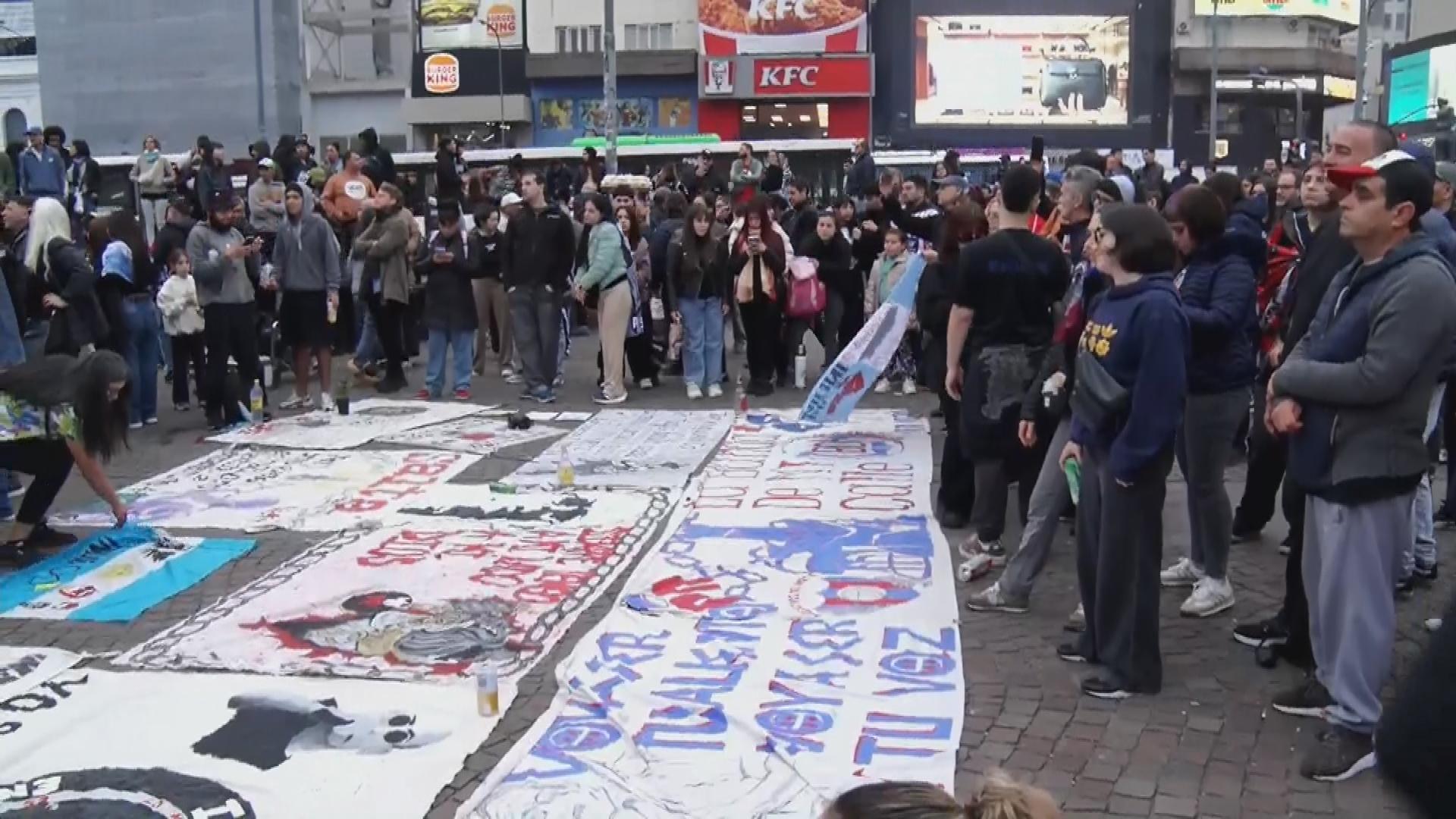 Los seguidores del ídolo se reúnen en el centro porteño para homenajearlo. (Foto: captura TN)