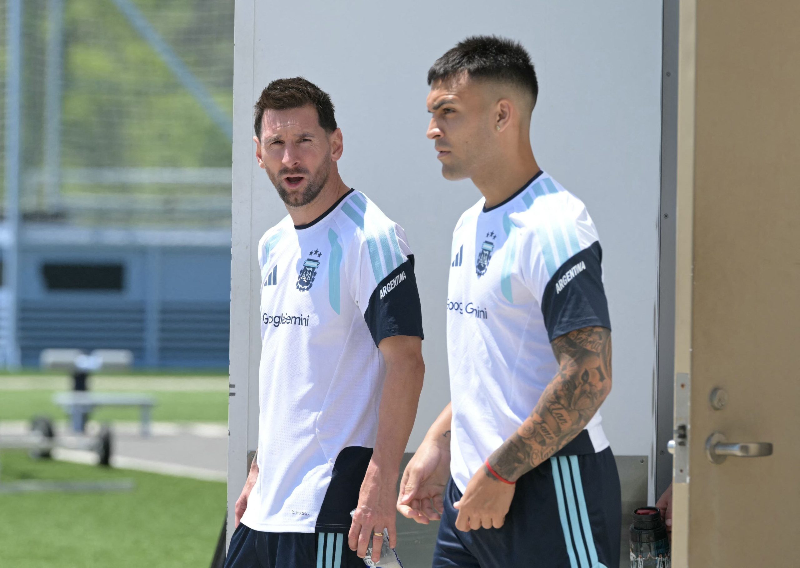 Lionel Messi y su charla con Lautaro Martinez, durante el entrenamiento en Kansas City