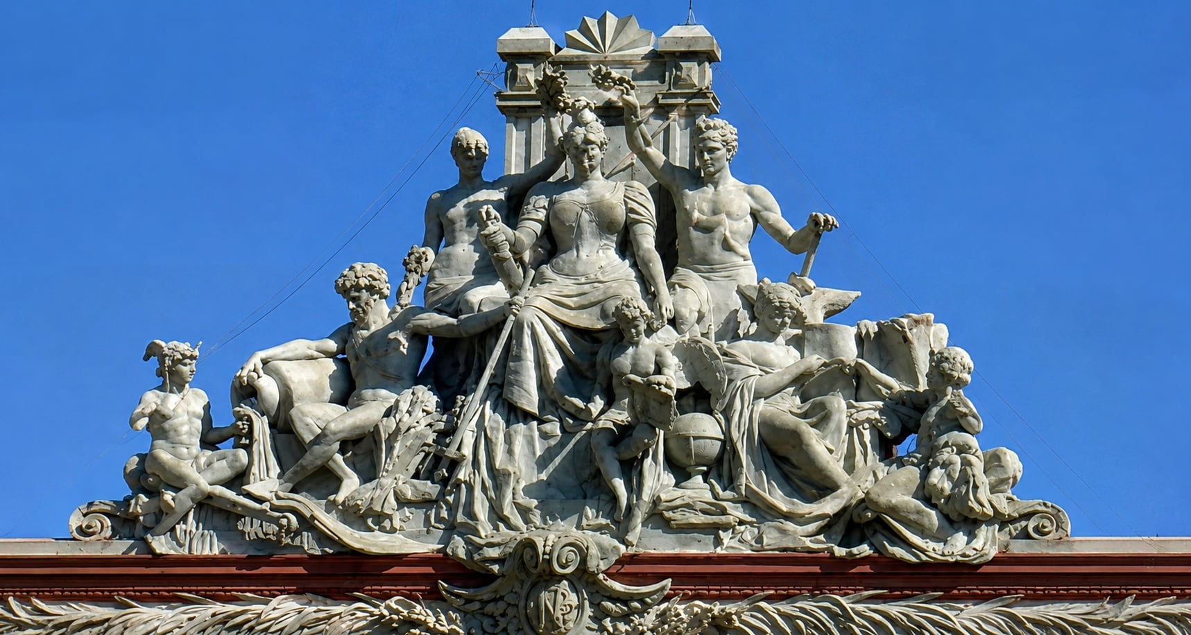La escultura que corona la Casa Rosada fue realizada por el artista Carlos Bianchi y sirvió de inspiración para varias de las ornamentaciones presentes en el edificio en Constitución (Foto: TN)