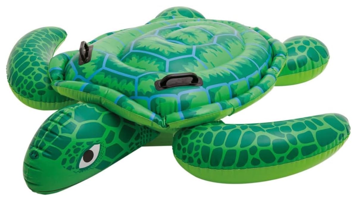 Colchoneta de piscina con forma de tortuga.