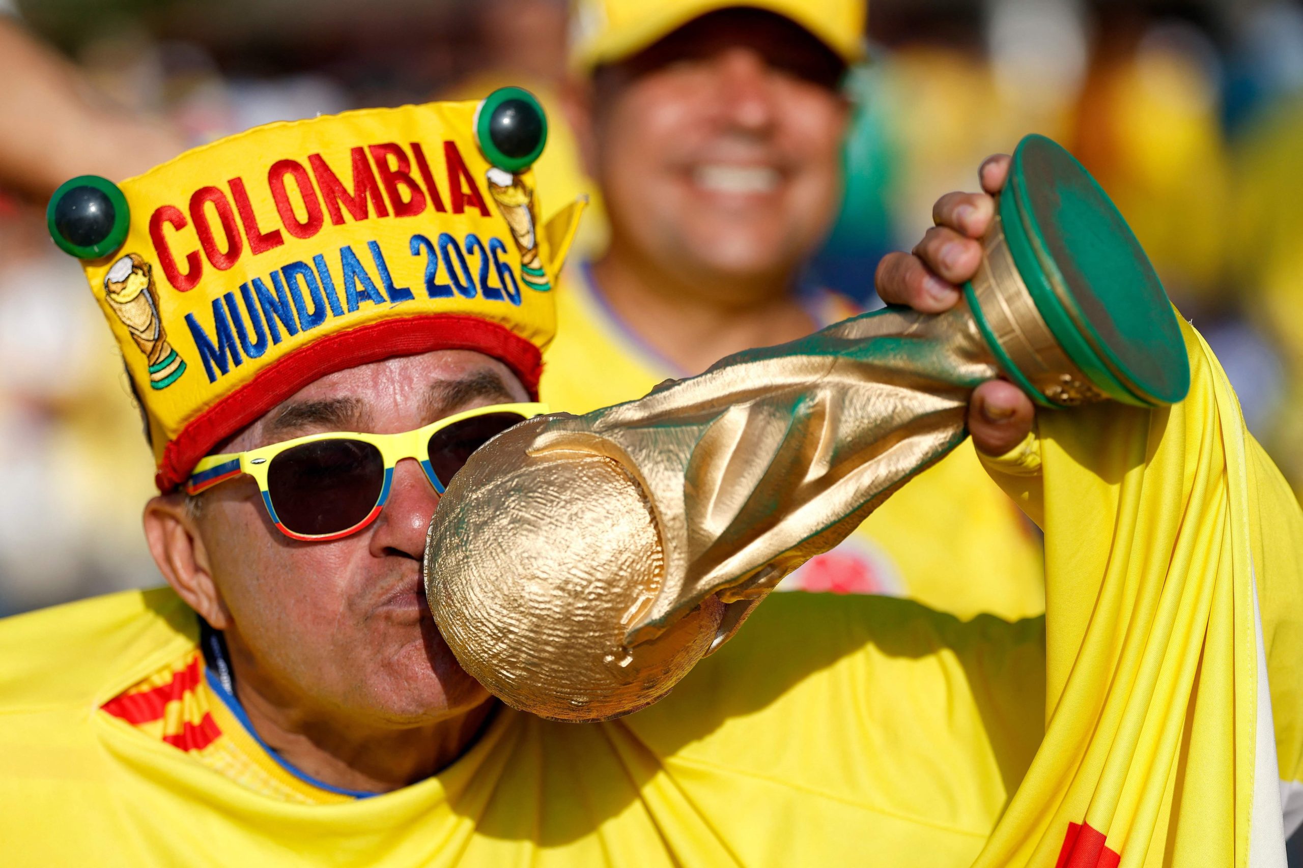 Un hincha colombiano espera el inicio del partido en el Estadio de Guadalajara.
