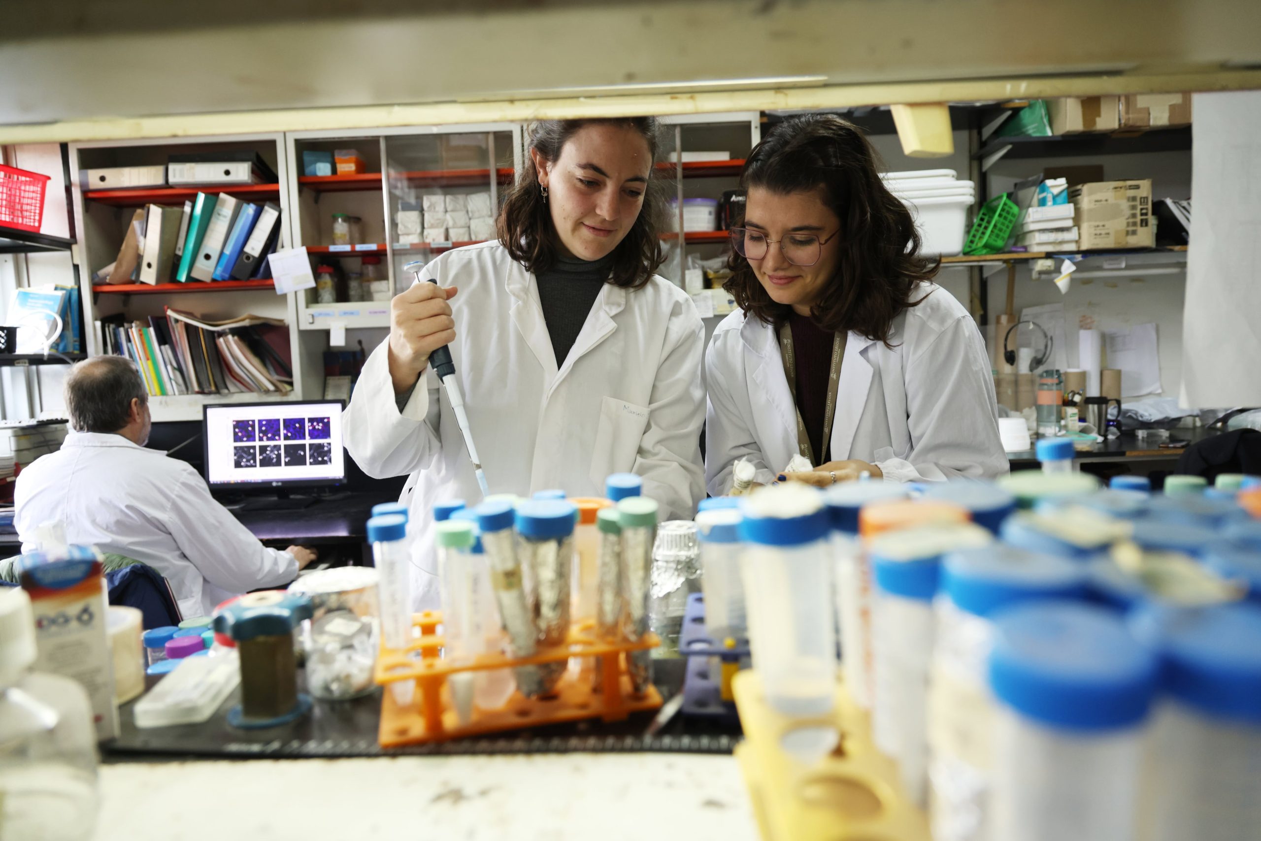 Junto a su equipo de trabajo en el laboratorio del Instituto Leloir