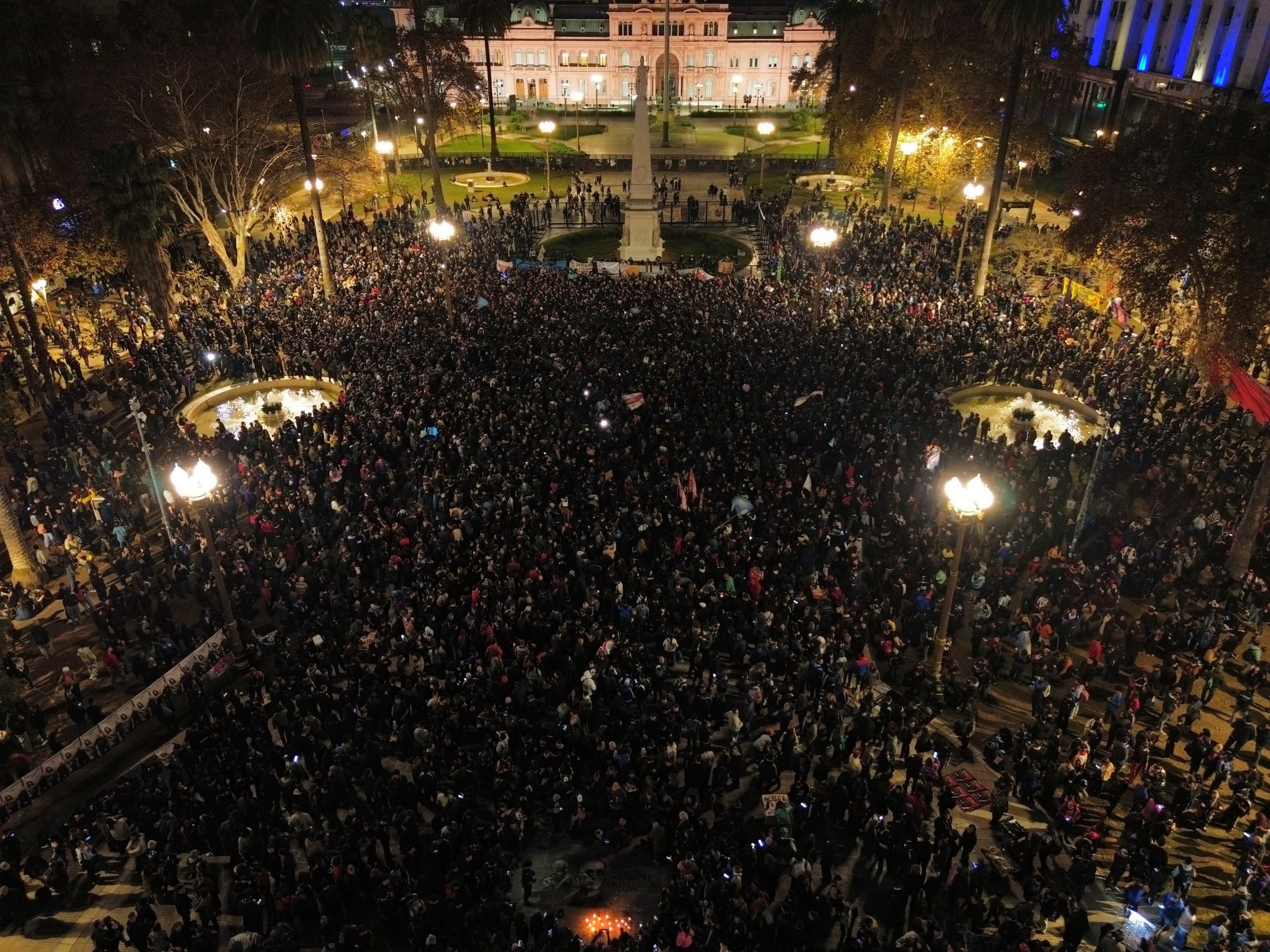 Vista de drone de plaza de Mayo durante Misa Ricotera por la muerte del Indio Solari