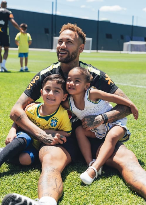 Neymar recibió la visita de sus hijos en la concentración (Foto: @neymarjr)