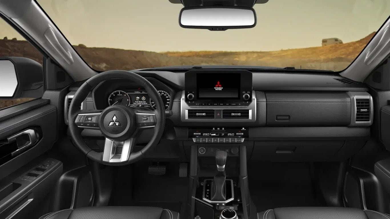 La Mitsubishi L200 incluye frenado autónomo de emergencia, alerta de punto ciego y de tráfico cruzado trasero, además de 7 airbags. Foto: Mitsubishi-motors.com.ar.