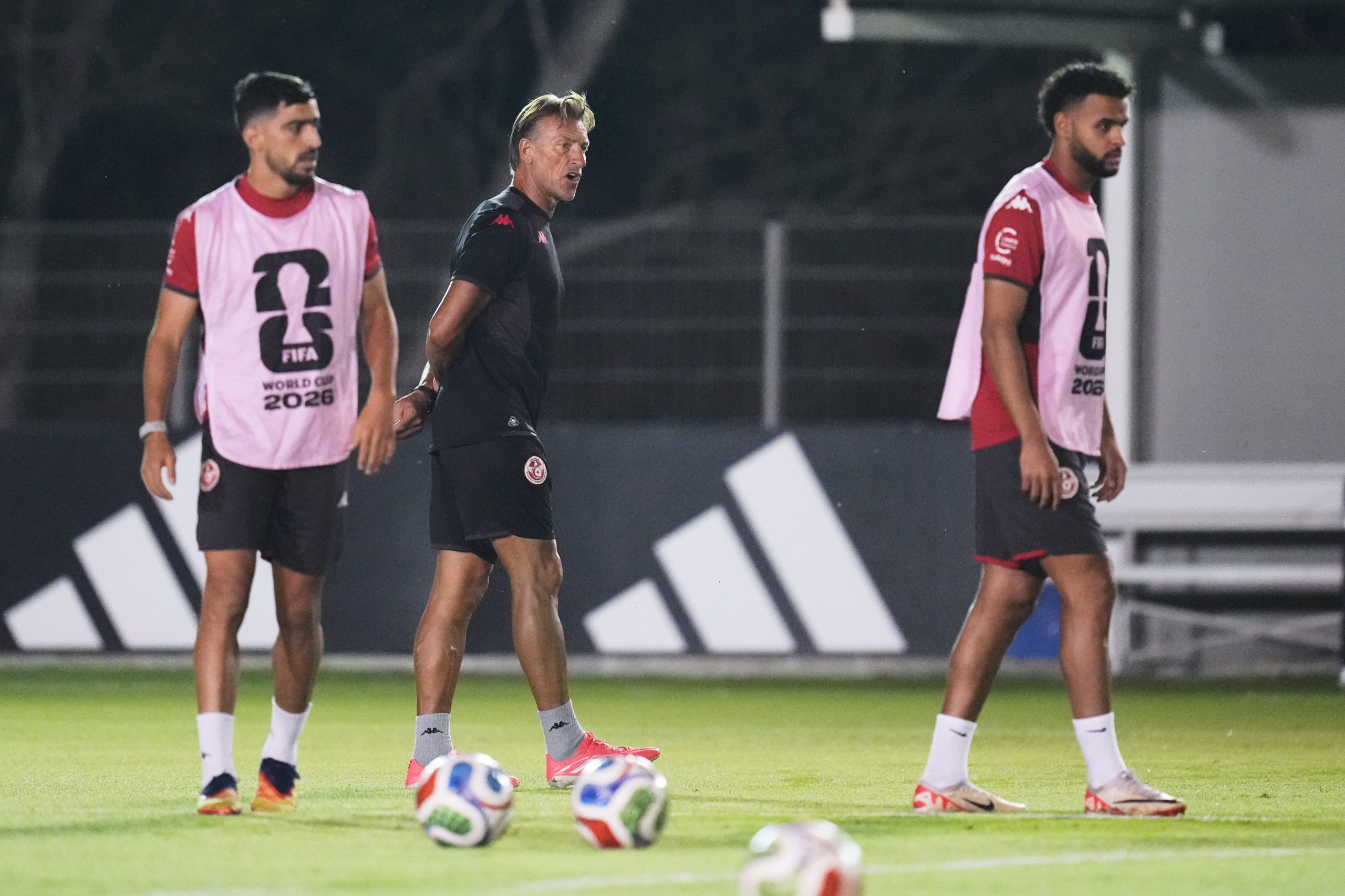 El nuevo entrenador de Túnez Herve Renard da instrucciones a su equipo durante una sesión de entrenamiento antes de su partido ante Japón en la Copa Mundial el martes 16 de junio del 2026.(AP Foto/Dolores Ochoa)
