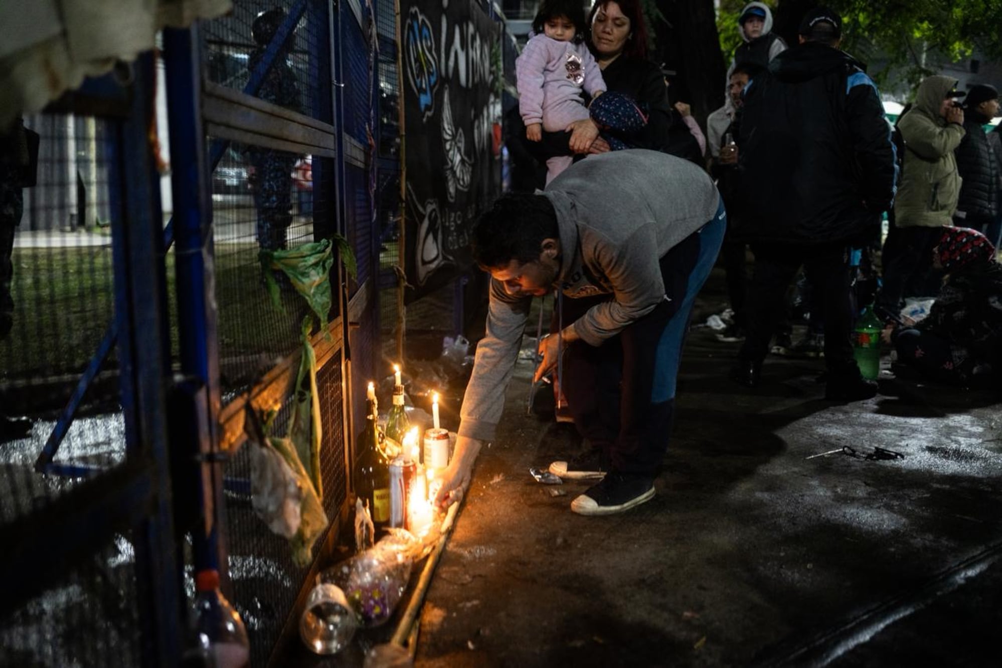 Velas junto a las vallas en homenaje al Indio Solari 