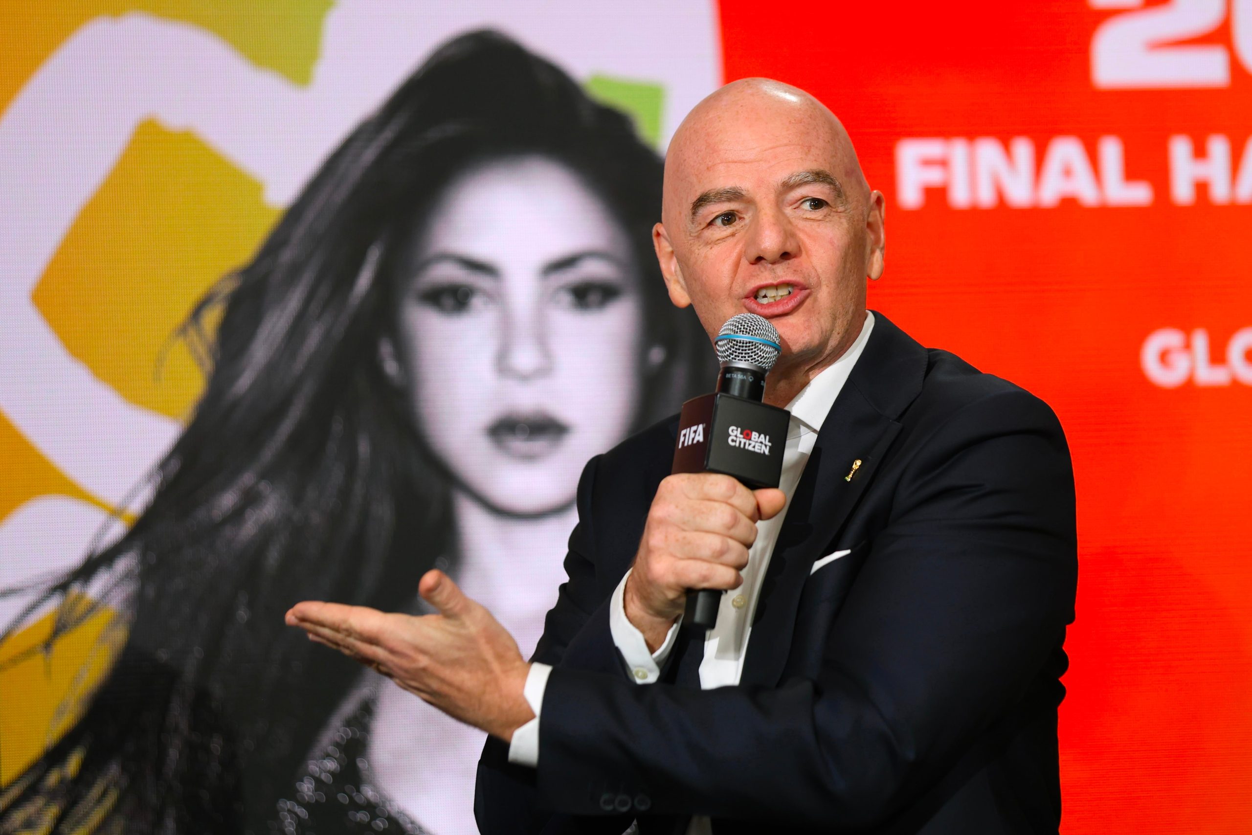 El presidente de la FIFA Gianni Infantino, cona la imagen de fondo de Shakira, interviene en un panel sobre el espectáculo del descanso del Mundial