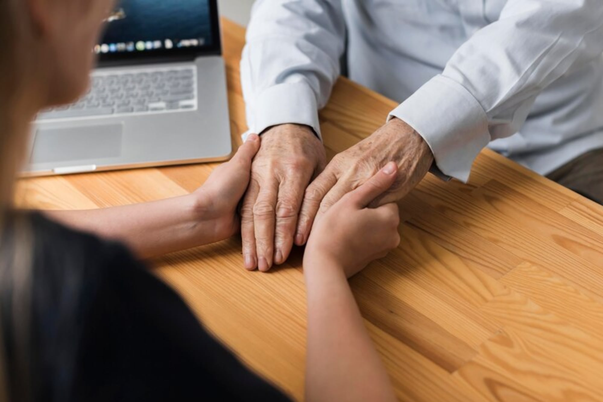 Algunos de los síntomas que permiten su diagnóstico son: pérdida del olfato, problemas de sueño y, finalmente, dificultades gastrointestinales, sobre todo constipación