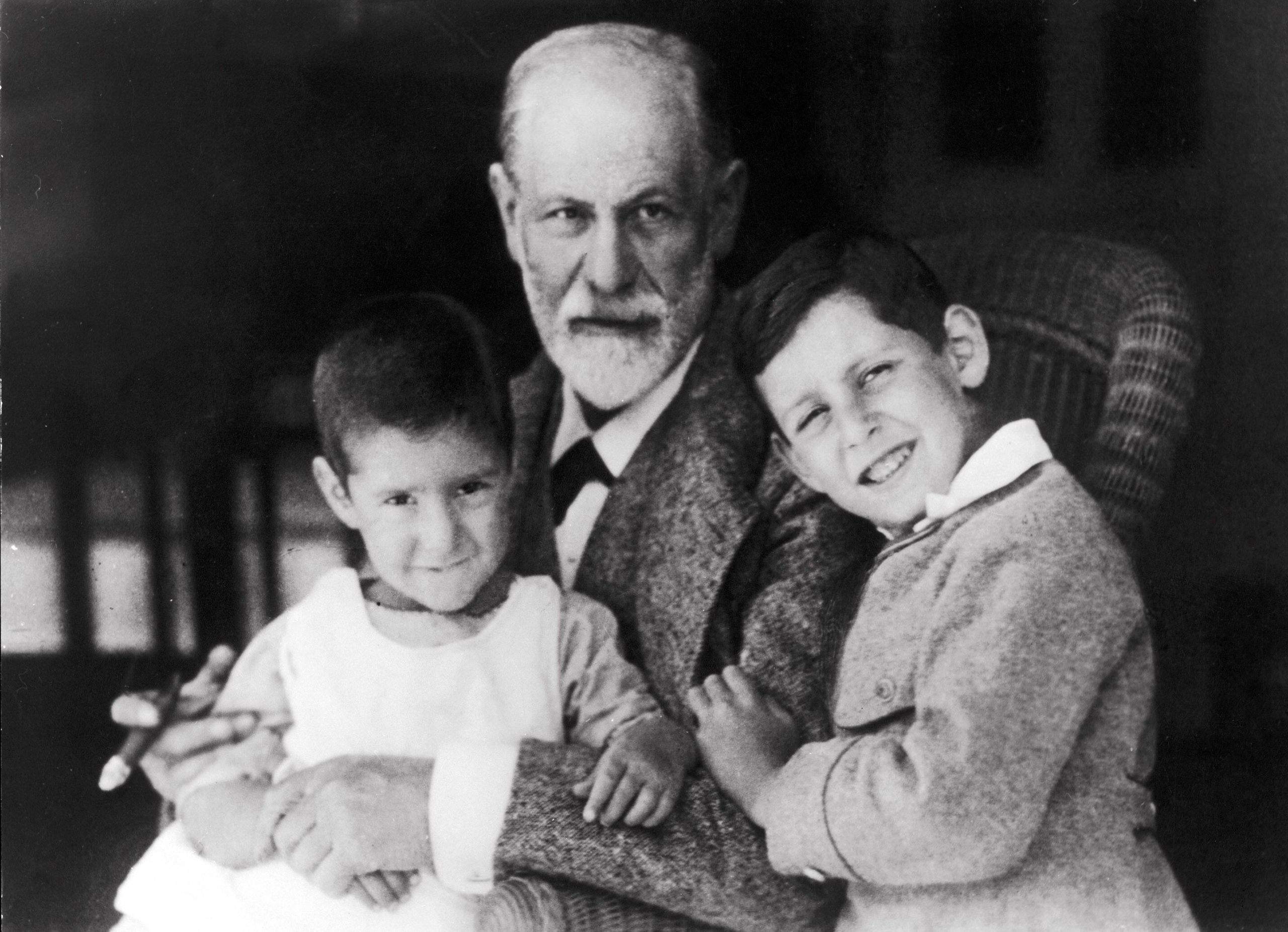 Freud junto a sus nietos Heinz y Ernst. (Foto: AP)