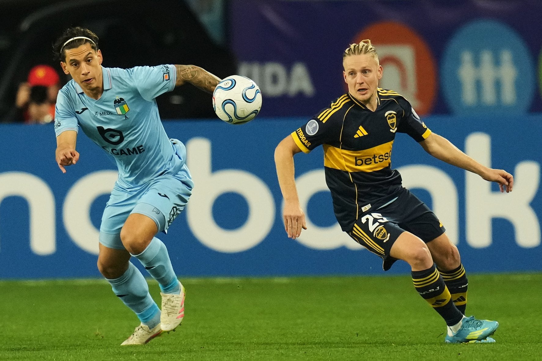 Martín Sarrafiore y Santiago Ascacibar pelean por la pelota