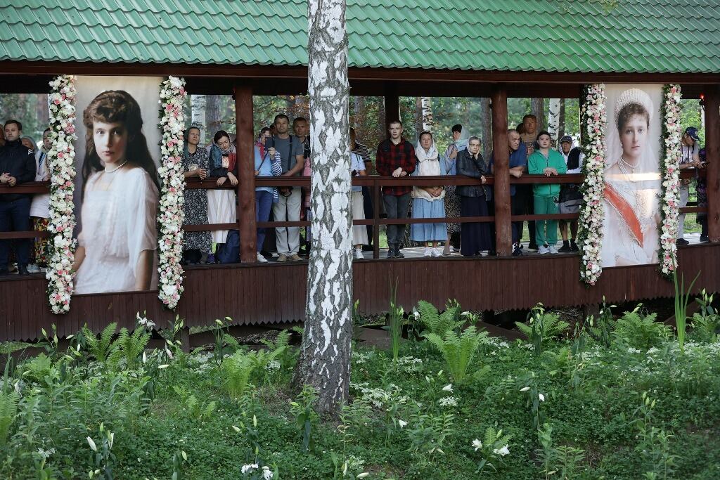 La procesión llega al amanecer al monasterio de los Santos Mártires Reales, en Ganina Yama, donde una galería de madera rodea el pozo de la Mina Nº 7, el sitio en el que fueron arrojados los cuerpos de los Romanov después del fusilamiento.