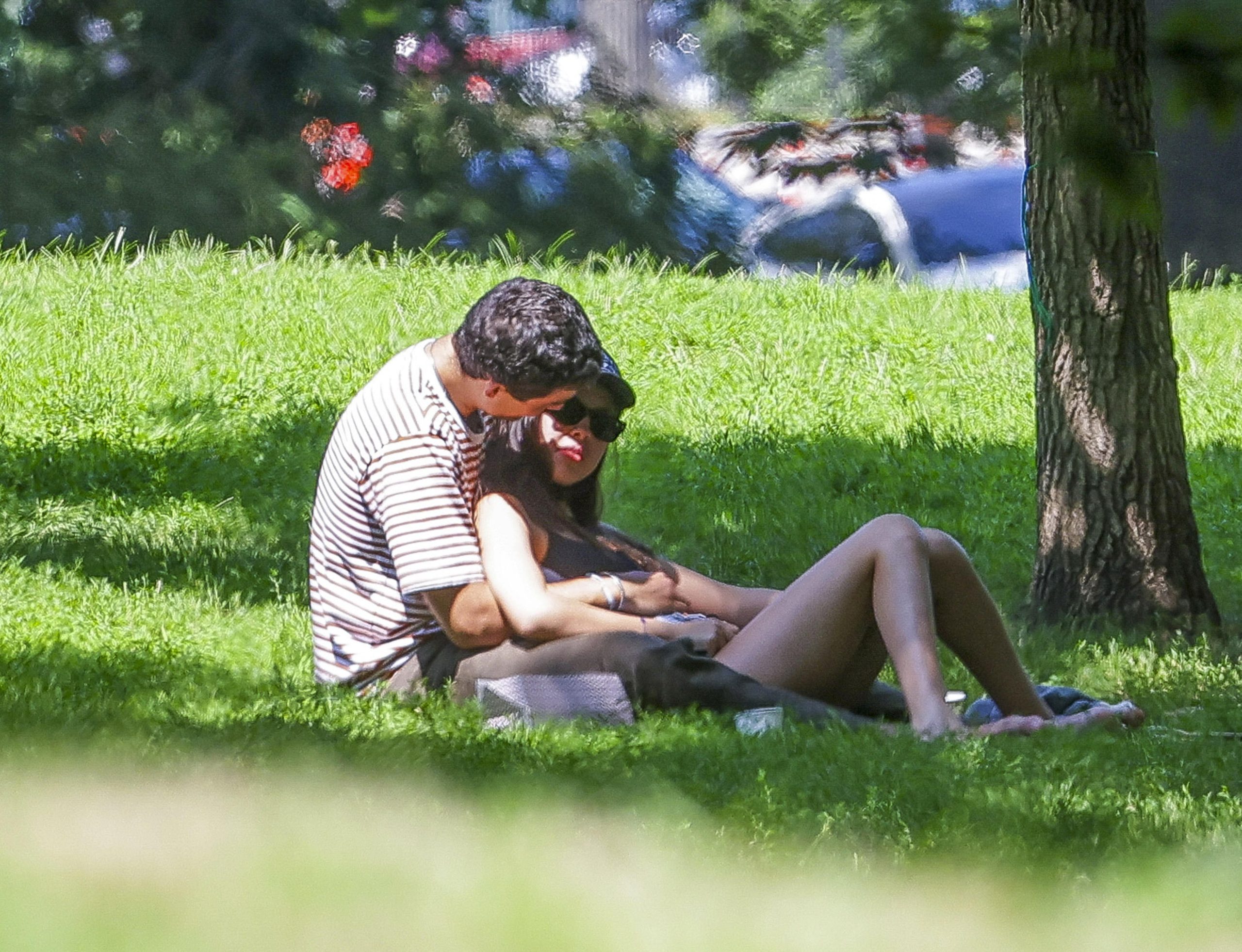 Olivia Rodrigo fue vista compartiendo una tarde al aire libre en un parque de Nueva York junto al financiero Julian Croonenberghs. La cantante se mostró relajada sobre el césped con un look casual compuesto por shorts de jean, top negro y gorra