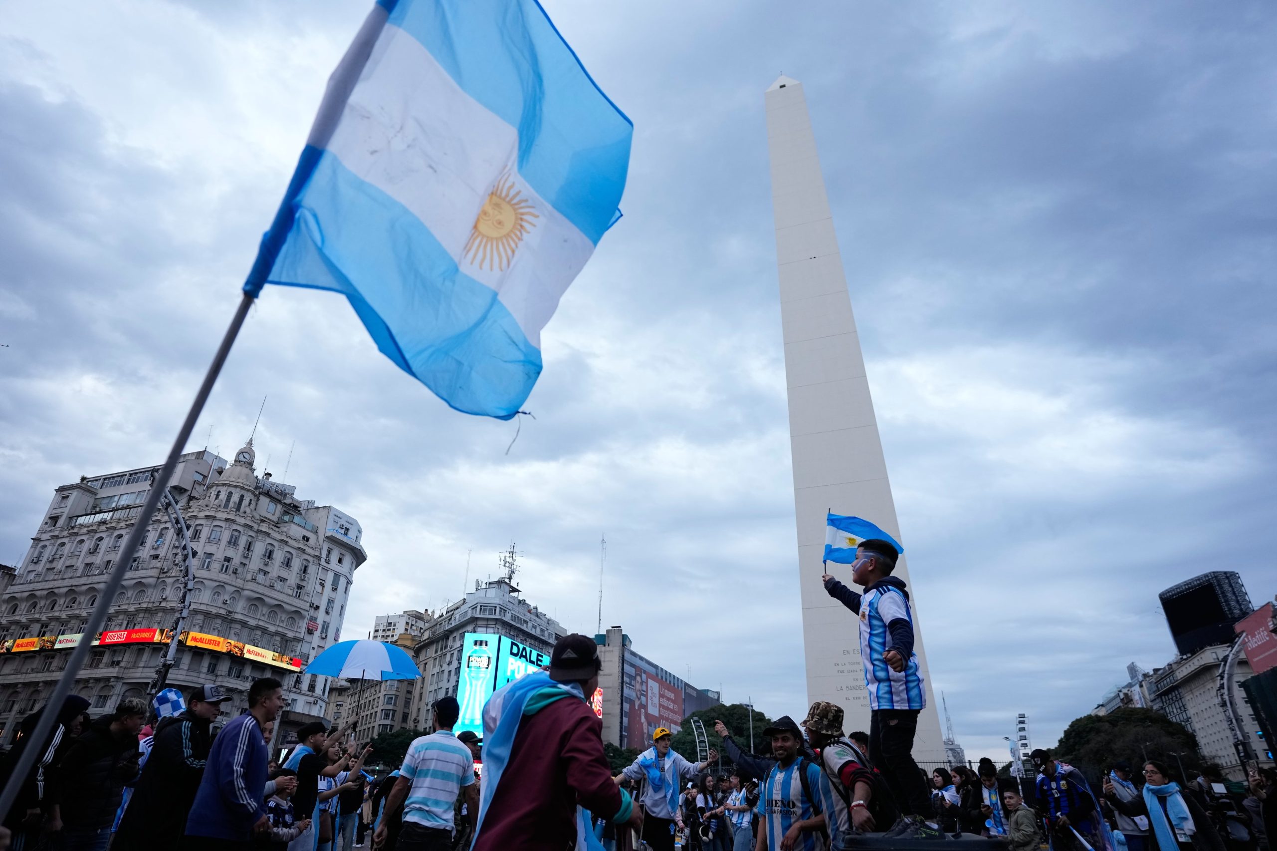 Hinchas festejan en el Obelisco