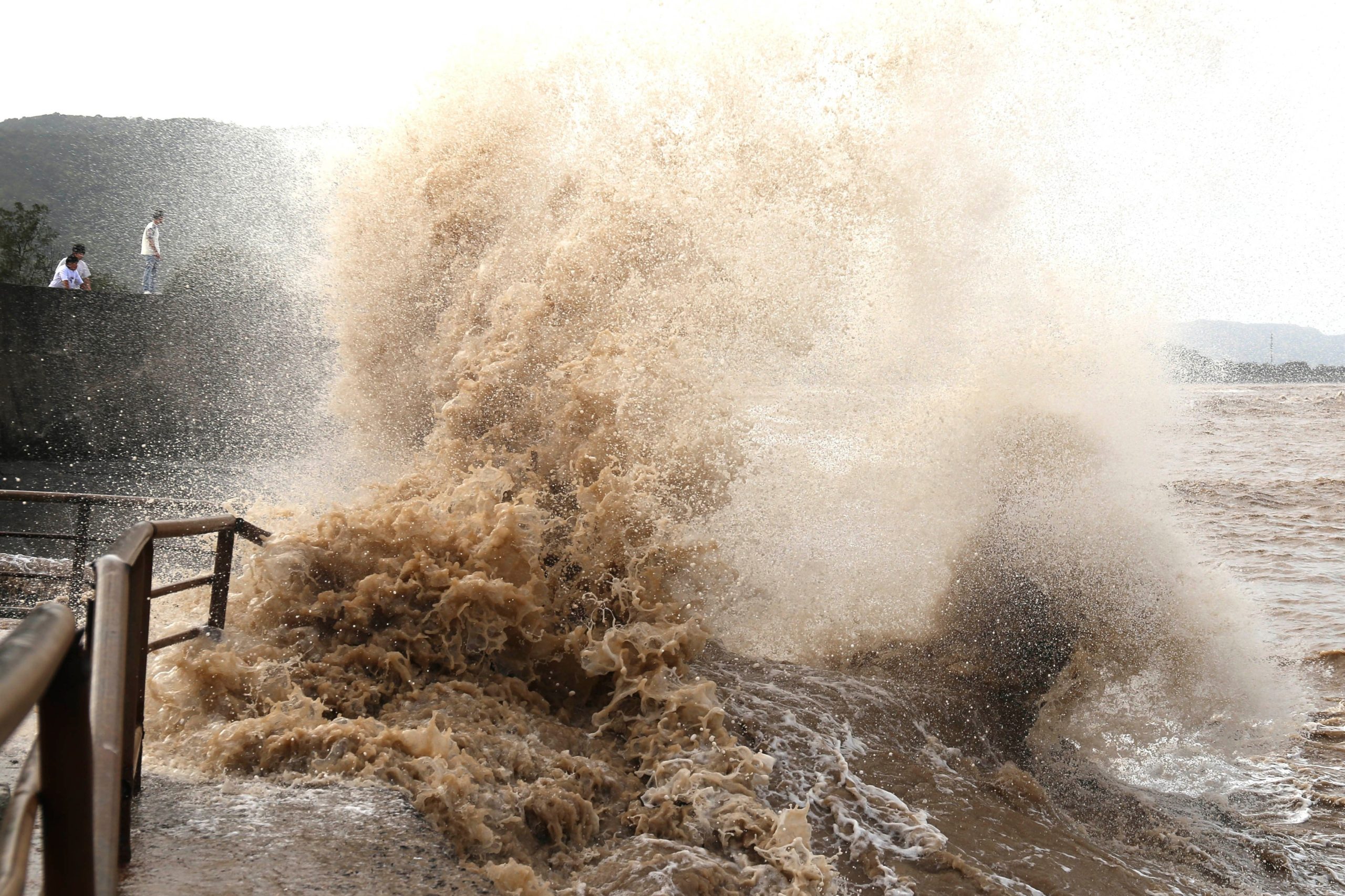 En Wenling, en la provincia de Zhejiang, al este de China, se observan enormes olas rompiendo en la costa antes del paso del tifón Bavi, el viernes 10 de julio de 2026 (Chinatopix Via AP)