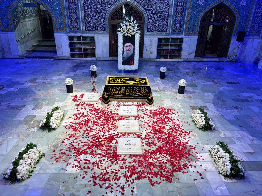 La tumba del difunto líder supremo de Irán, el ayatollah Alí Jamenei, asesinado el 28 de febrero en ataques aéreos israelíes y estadounidenses, en el santuario del Imán Reza, en Mashhad, Khorasán Razaví (Irán), en esta imagen de archivo difundida el 10 de julio de 2026. (Foto: REUTERS)