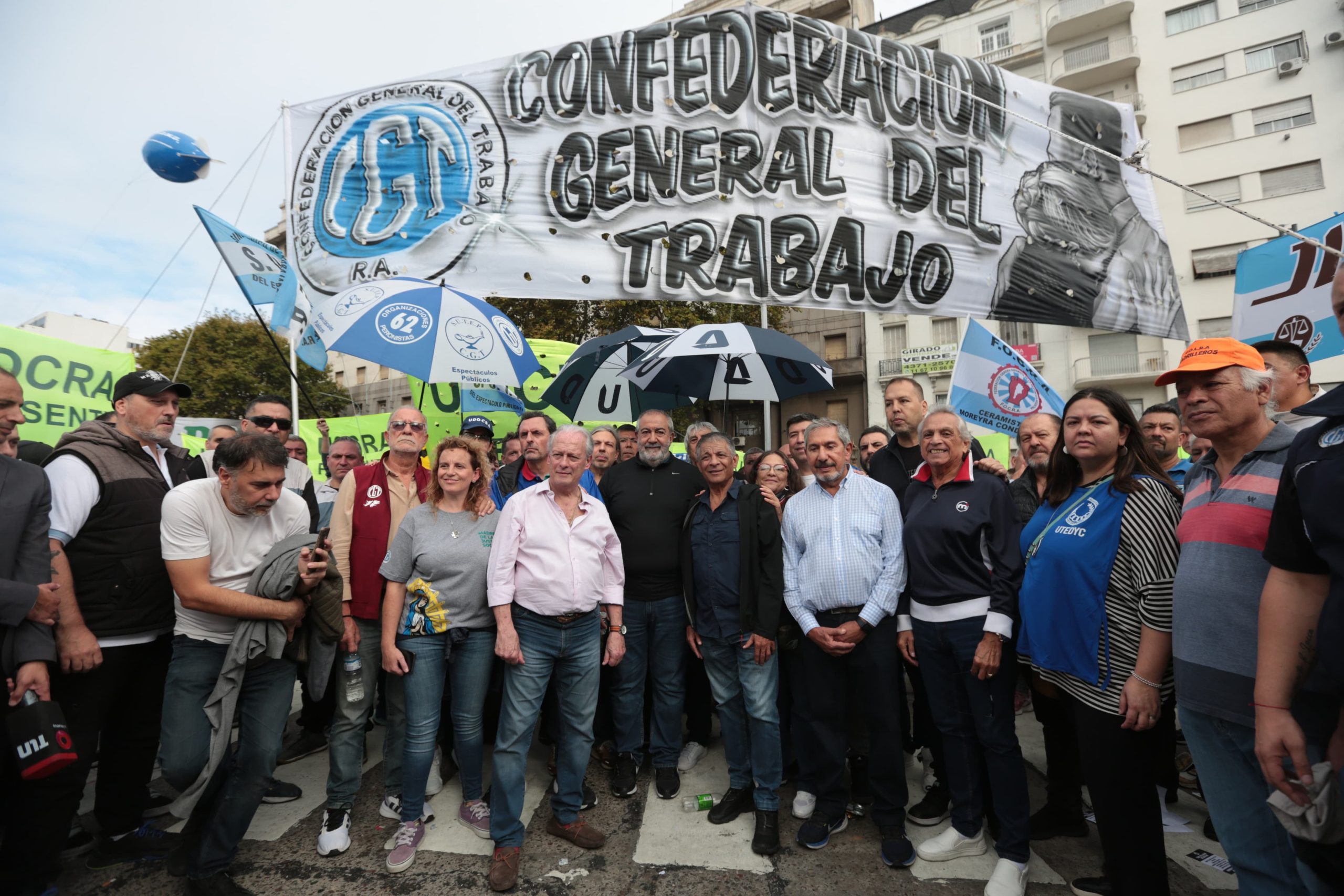 Sindicalistas de la CGT en la marcha de jubilados y gremios en el Congreso