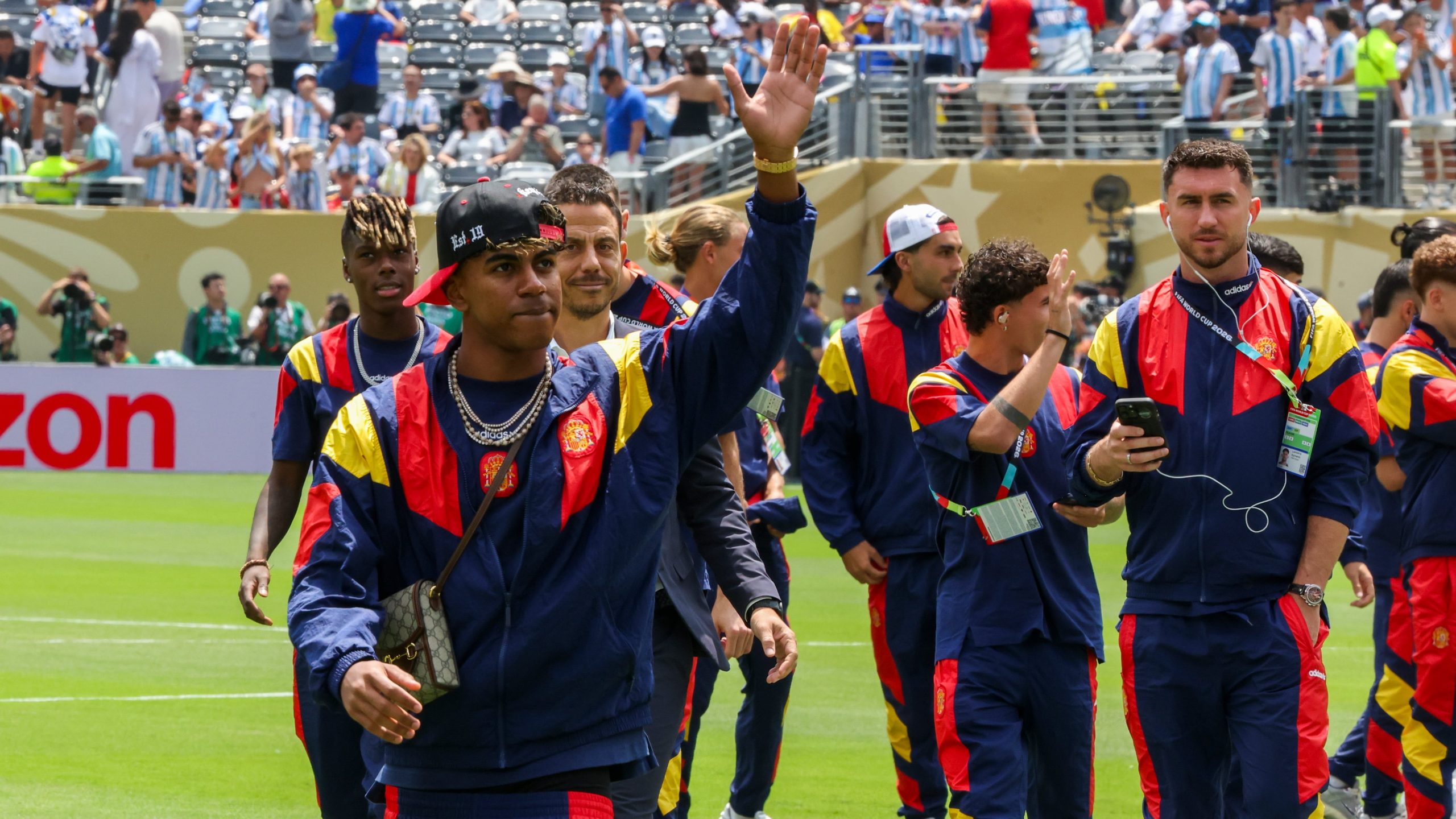 El jugador de la selección española Lamine Yamal, junto a sus compañeros en el césped del MetLife Stadium de Nueva York.