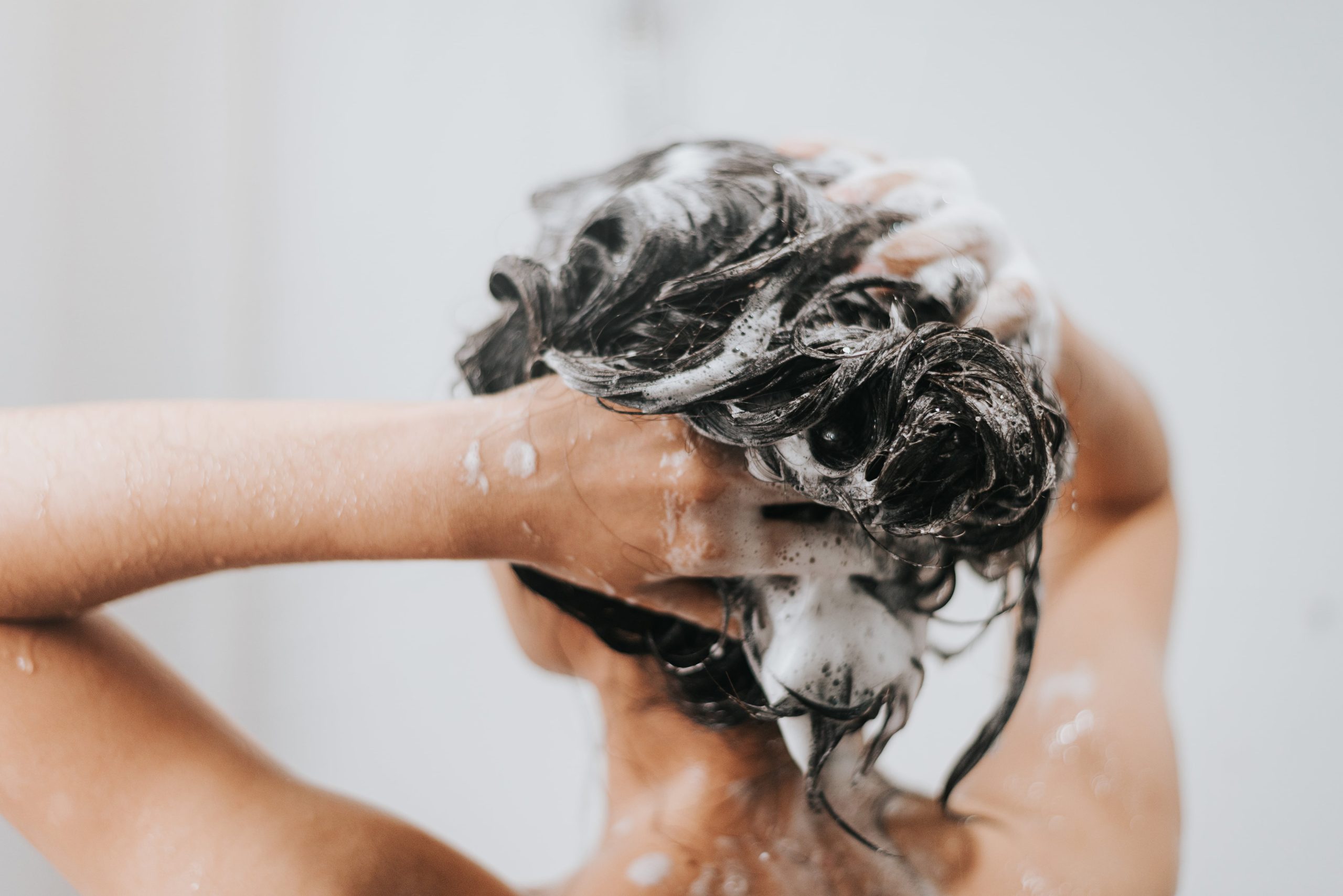 Gabriel Llano recomienda lavarse el pelo un día sí y un día no. (Foto: Adobe Stock)