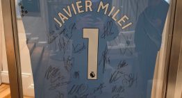 Javier Milei celebró el triunfo de Noruega ante Brasil y mostró una camiseta firmada por Erling Haaland: “Vikingo sos un gigante”