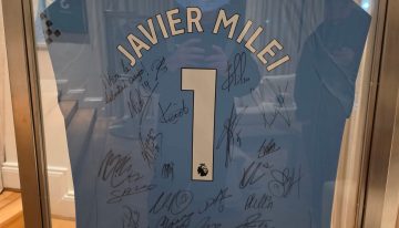 Javier Milei celebró el triunfo de Noruega ante Brasil y mostró una camiseta firmada por Erling Haaland: “Vikingo sos un gigante”