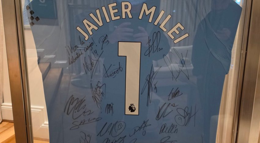 Javier Milei celebró el triunfo de Noruega ante Brasil y mostró una camiseta firmada por Erling Haaland: “Vikingo sos un gigante”