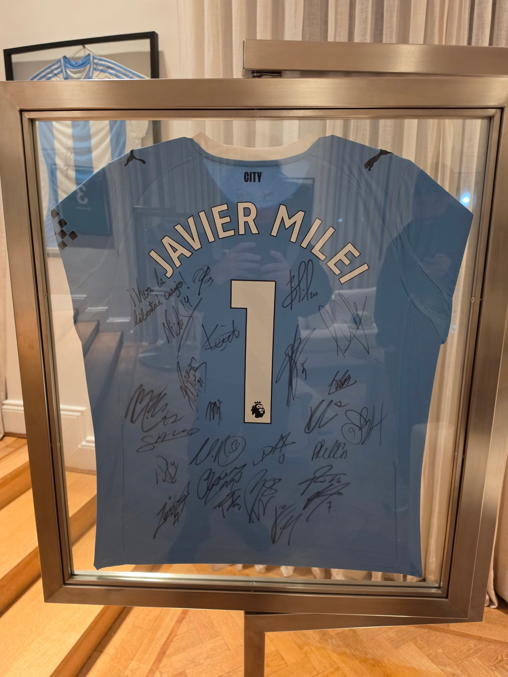 Luego del triunfo de Noruega ante Brasil, Javier Milei compartió una foto de una camiseta firmada por Erling Haaland. (Foto: X / @JMilei).