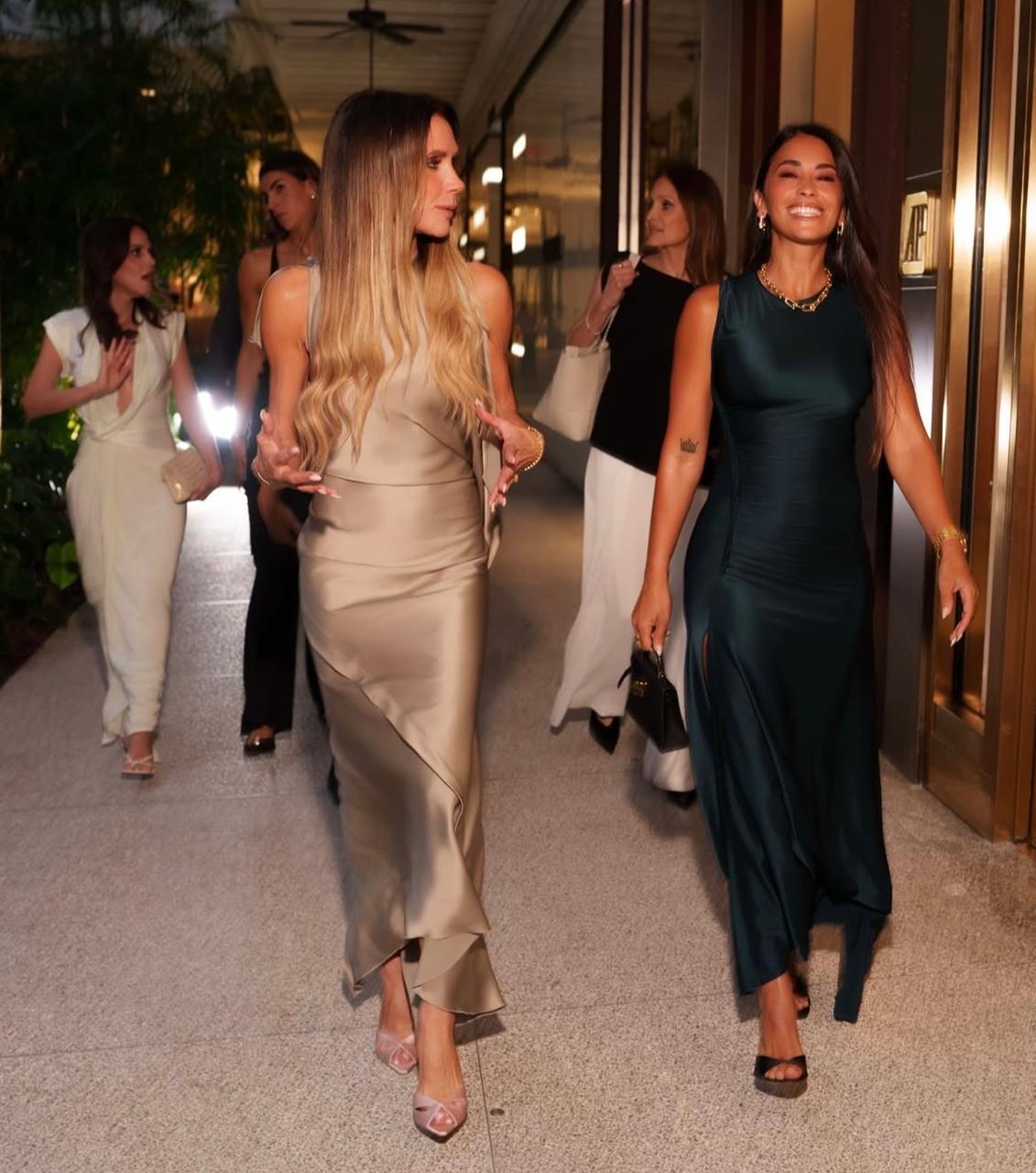 Victoria Beckham y Antonela Roccuzzo en Bal Harbour, Miami. (Foto: @victoriabeckham)