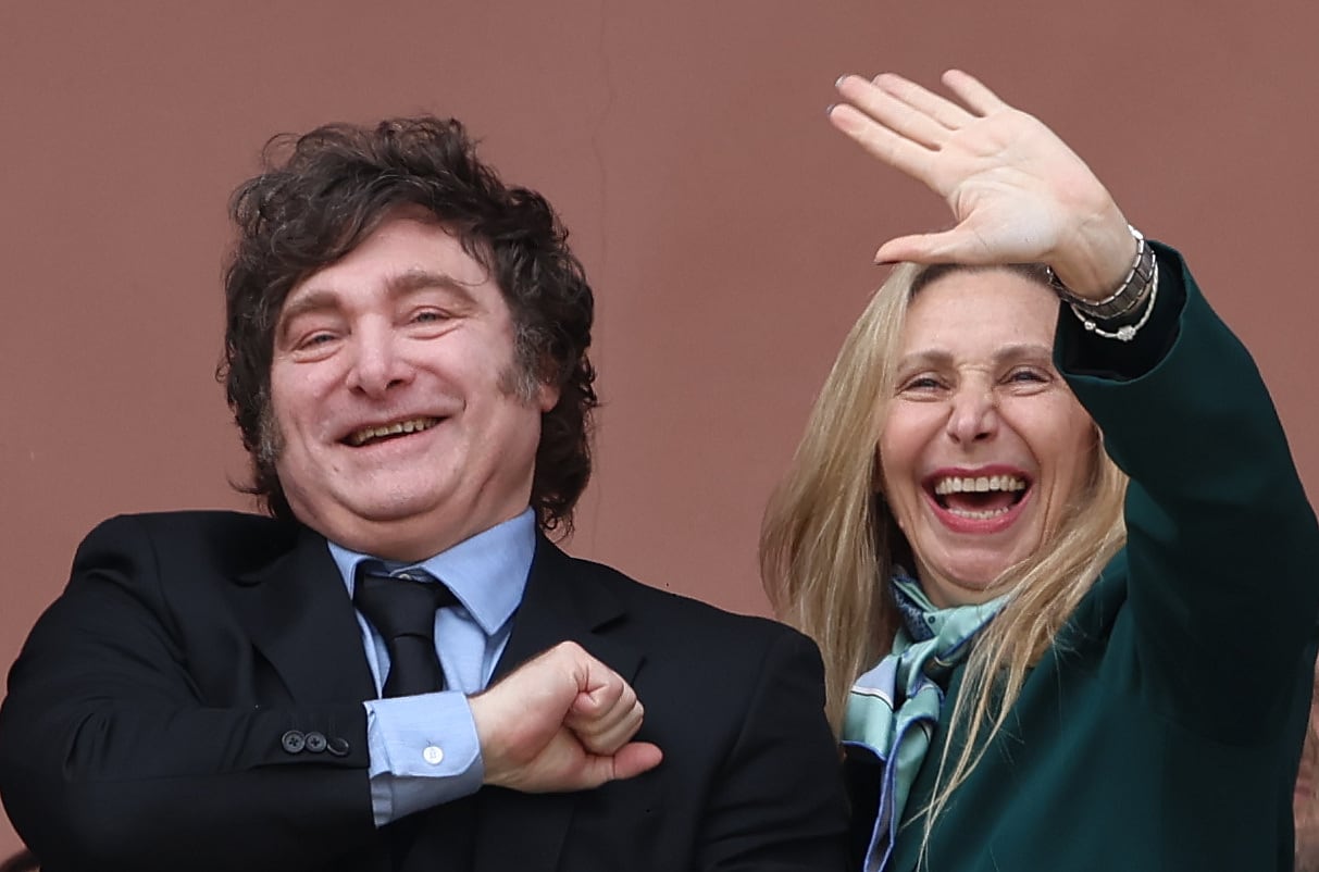 Javier y Karina Milei en el balcón de la Casa Rosada
