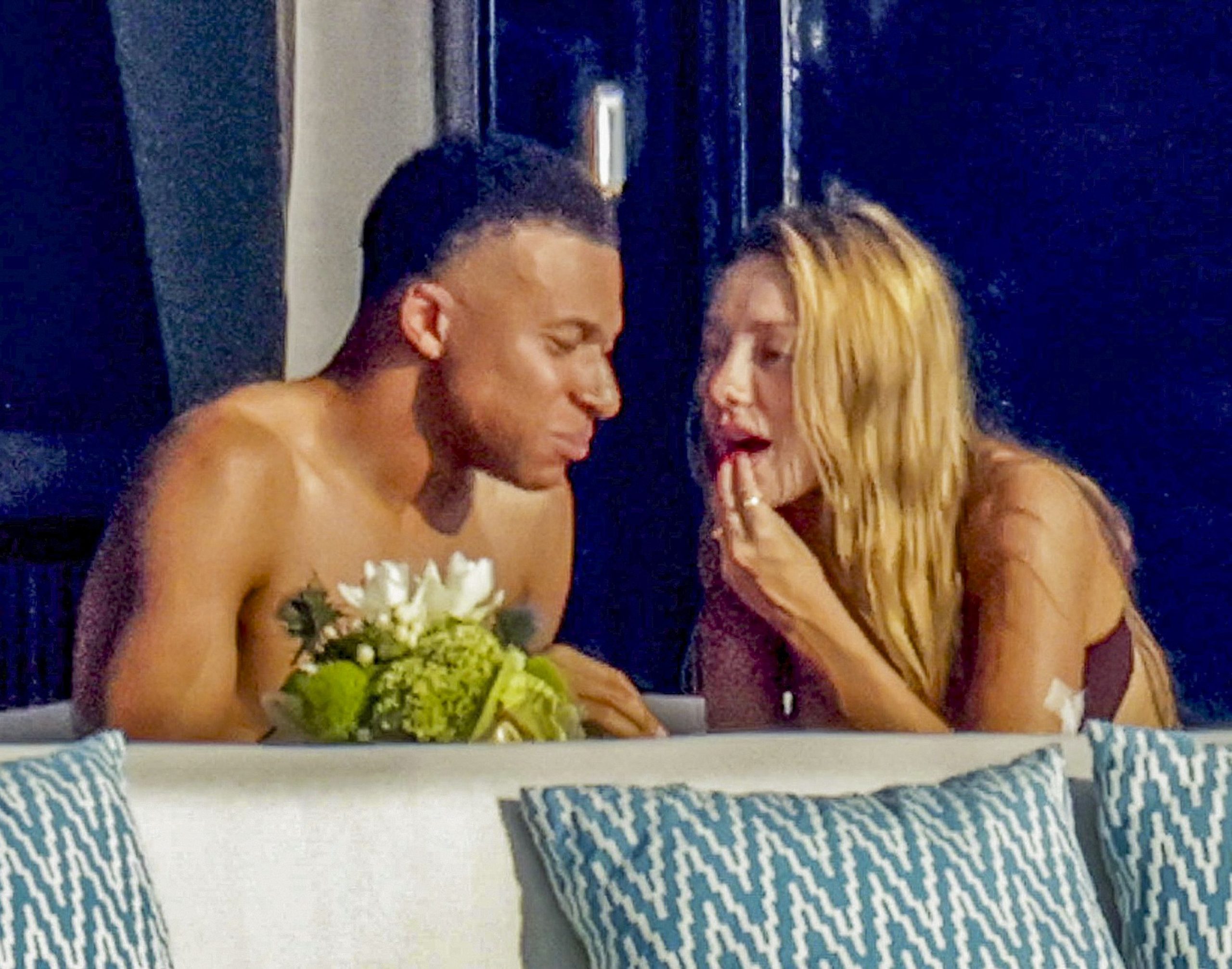 Kylian Mbappé y Ester Expósito disfrutaron de una jornada de relax a bordo de un yate durante sus vacaciones en Porto Cervo, uno de los destinos más exclusivos de Cerdeña, en Italia. La actriz española y el futbolista francés se relajaron en la cubierta, donde fueron vistos distrayéndose con sus teléfonos celulares antes de compartir un almuerzo entre charlas y risas